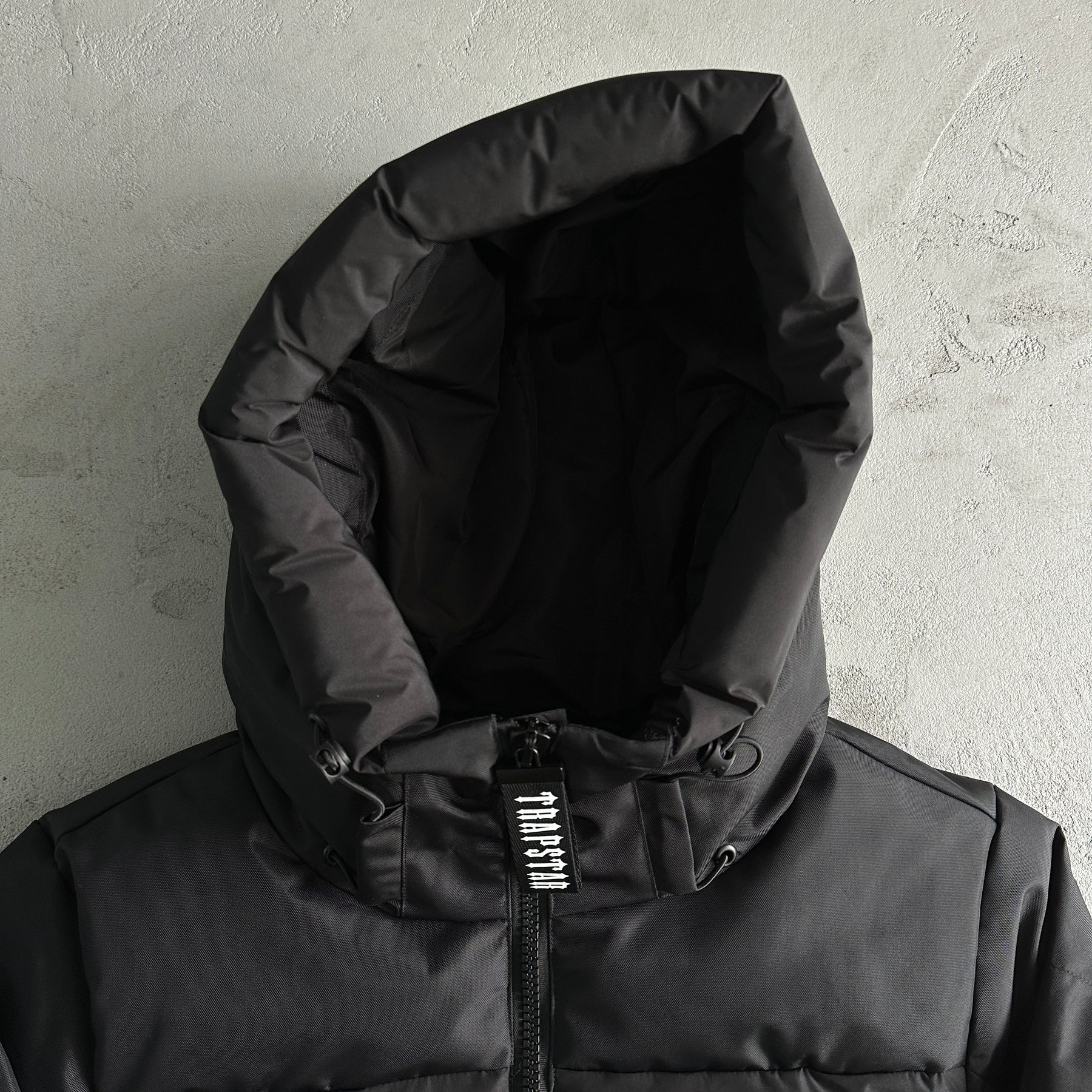 Jaqueta Trapstar “Decoded Puffer” ( Preta Com Branco )