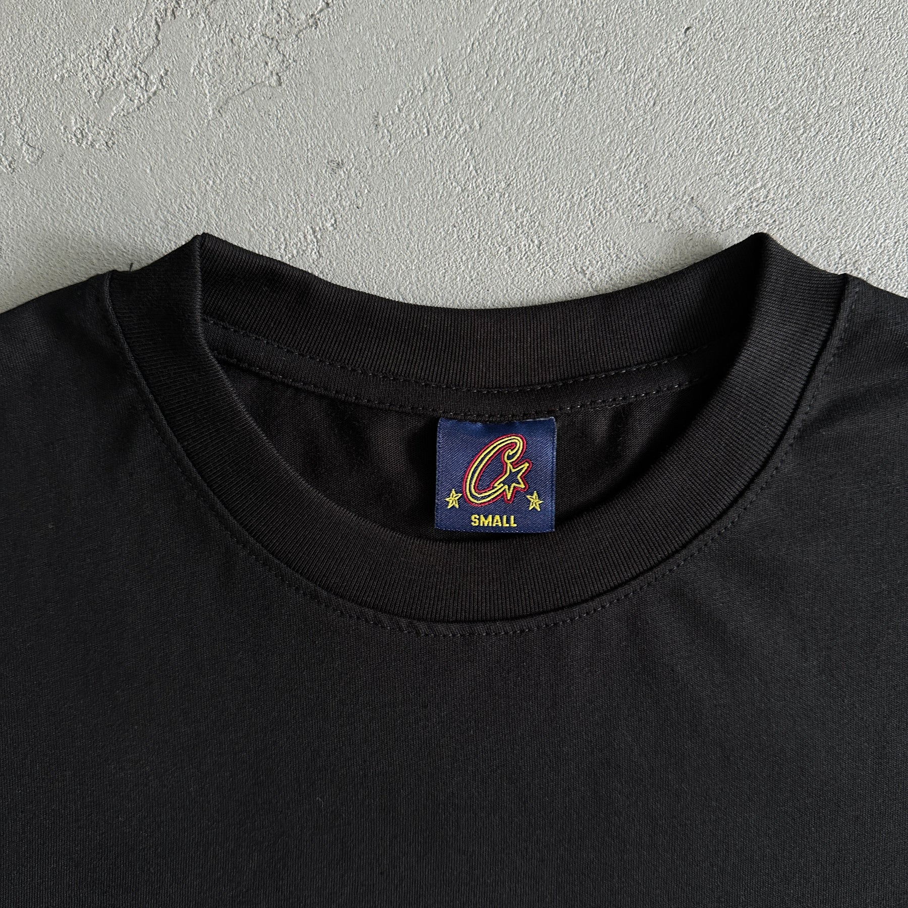 Camisa Corteiz ”Metal Sanskrit Letters”