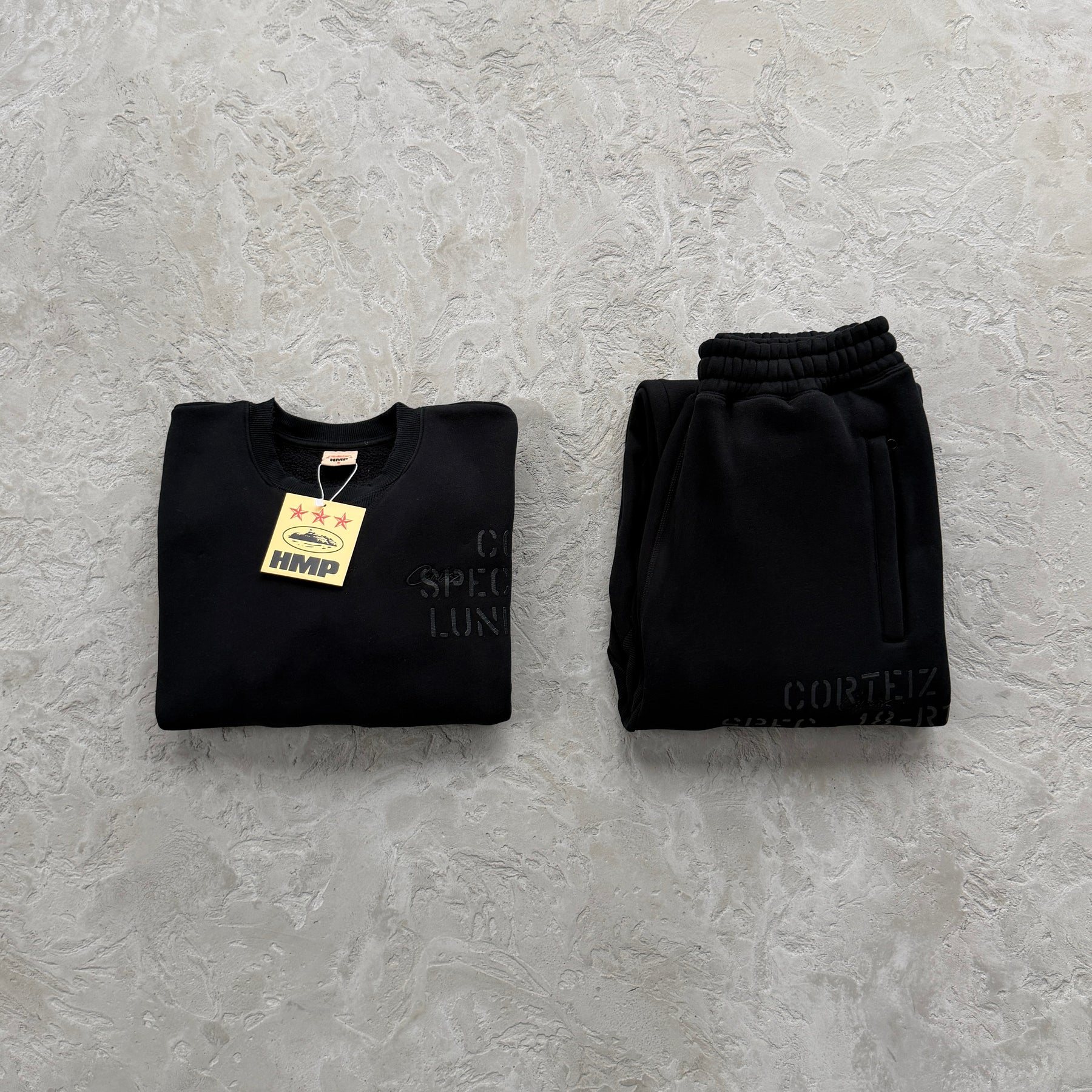 Conjunto Corteiz “HMP Stencil Crewneck” ( Preto )