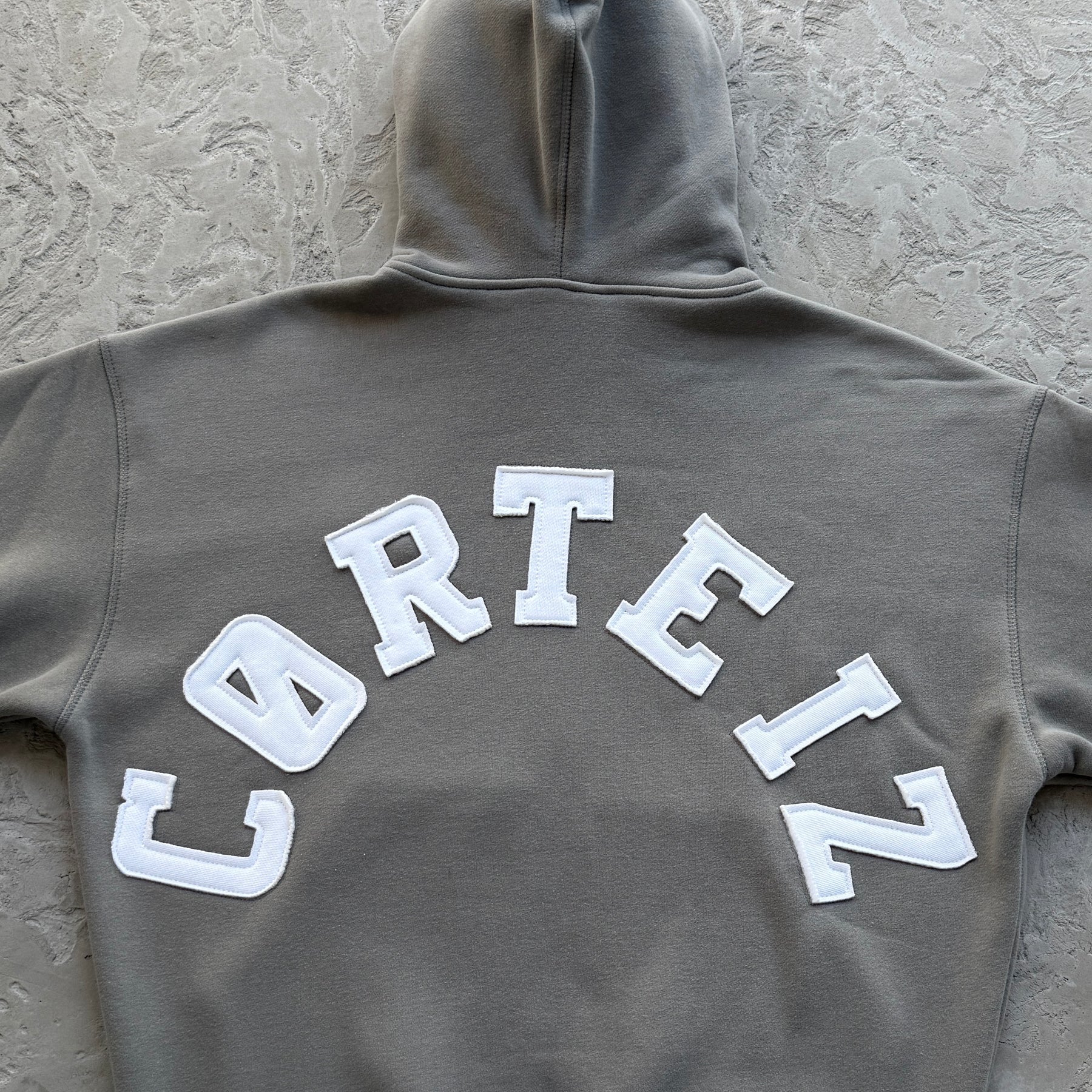 Conjunto Corteiz “College Arch Open” ( Cinza )