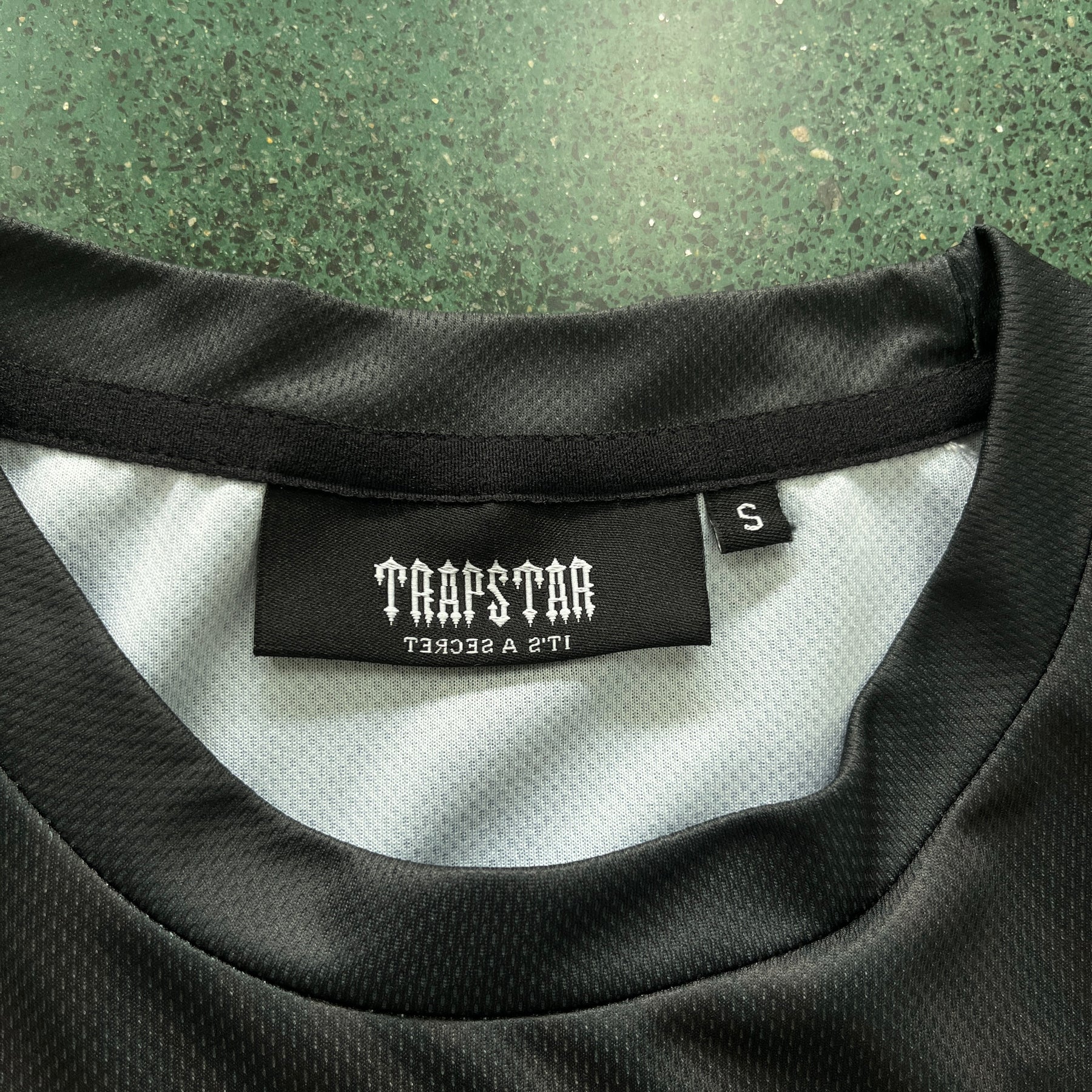 Camisa Trapstar “Football Jersey Black Grey” (Its a Secret)