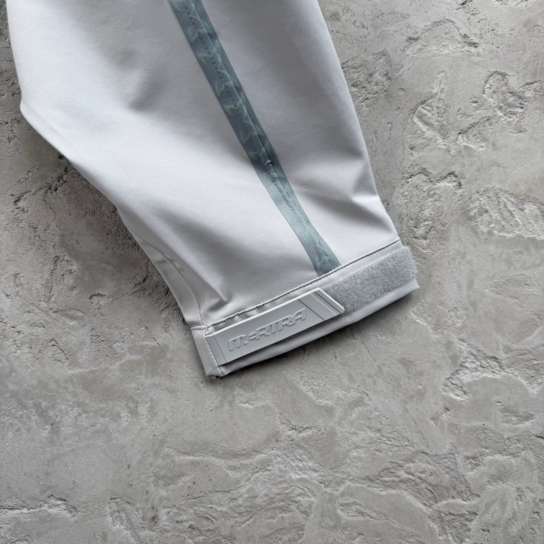Corta Vento Mertra “Glow In The Dark Seam Tape” ( Cinza )
