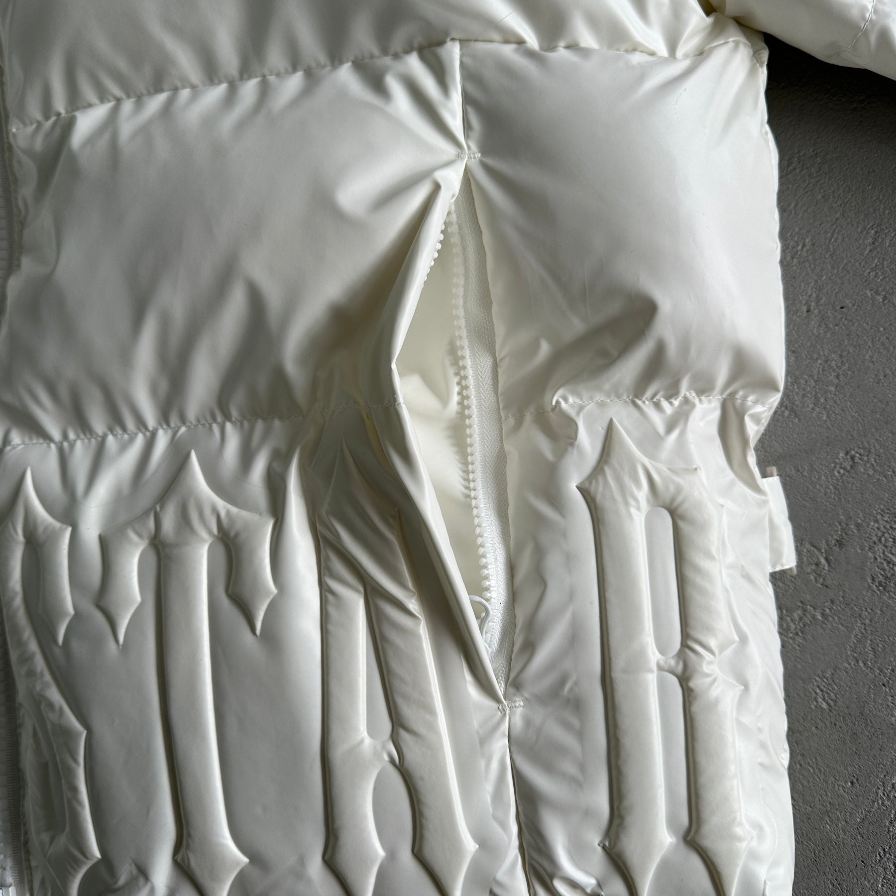 Jaqueta Trapstar “Irongate Embossed” ( Branca )