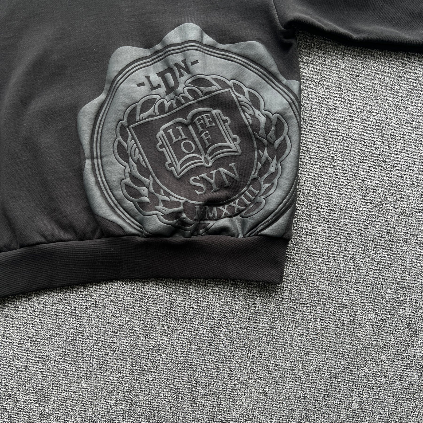 Conjunto Syna World “Crest Oth“ ( Preto e Cinza)