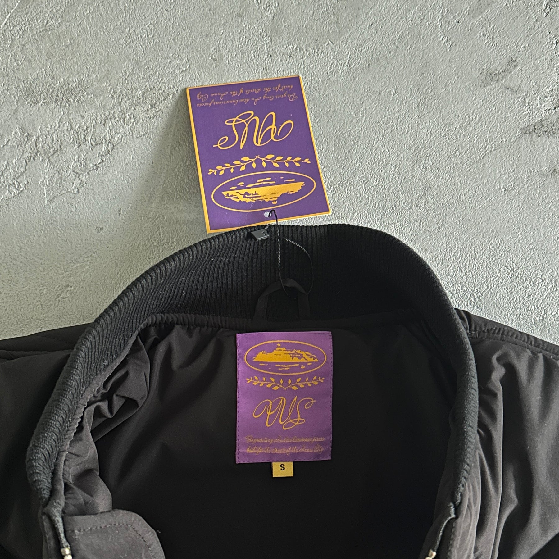 Jaqueta Corteiz “Old English Bomber”