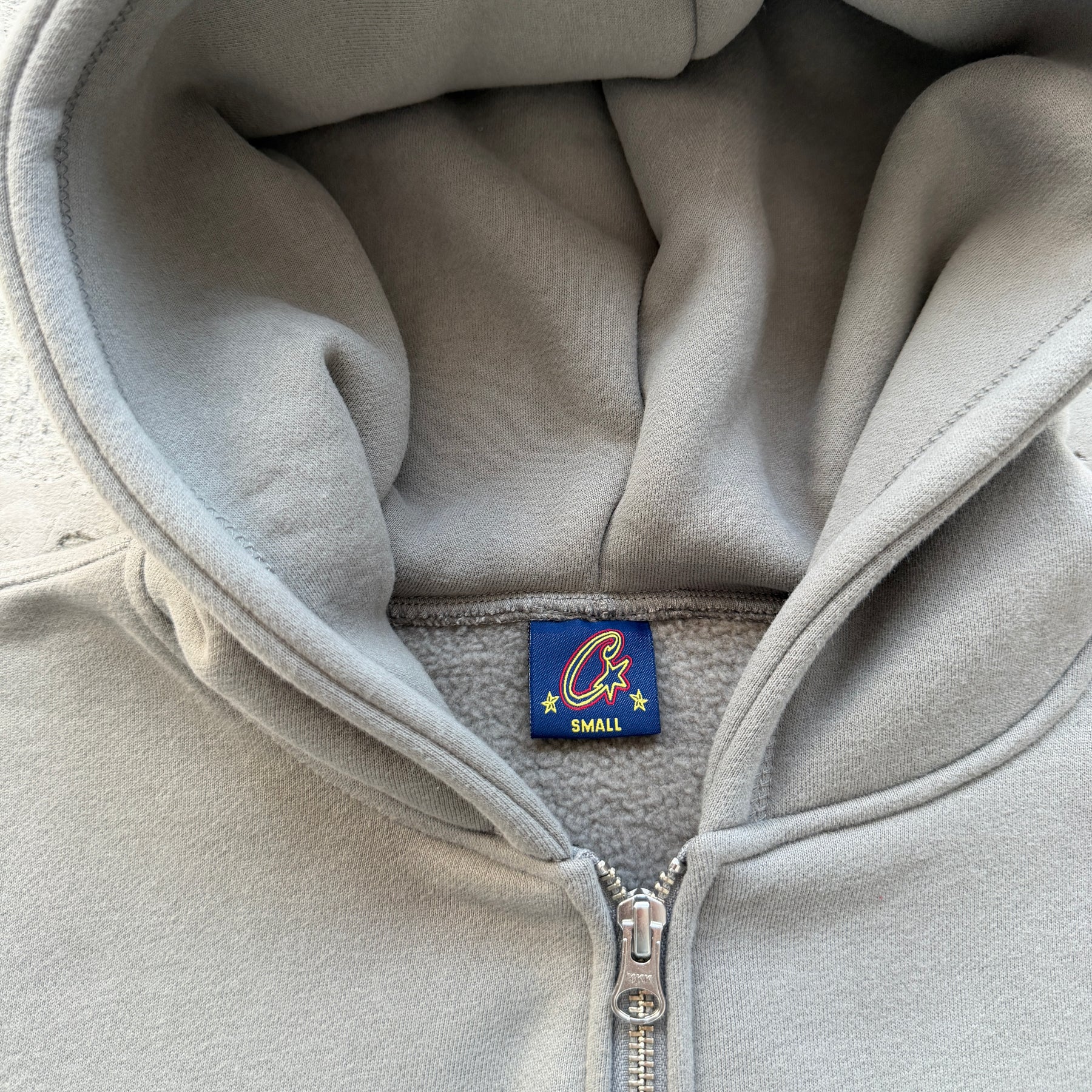 Conjunto Corteiz “College Arch Open” ( Cinza )