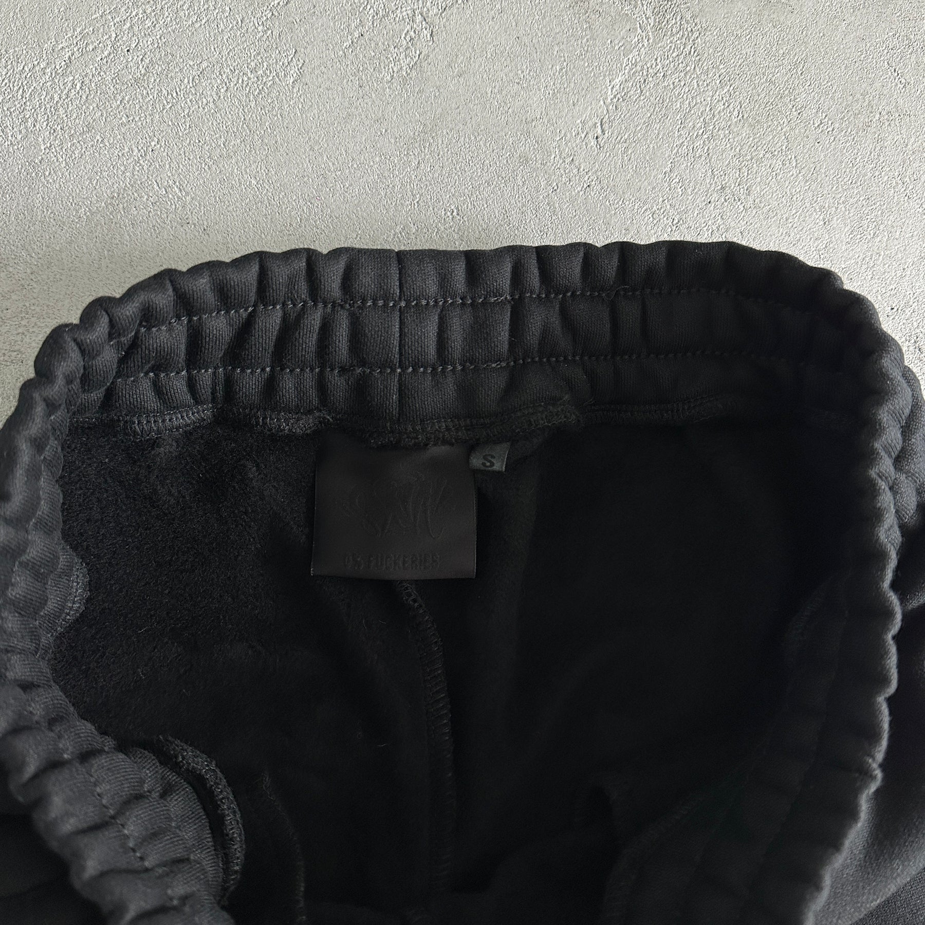 Conjunto Syna World “Crest Oth“ ( Preto e Amarelo )