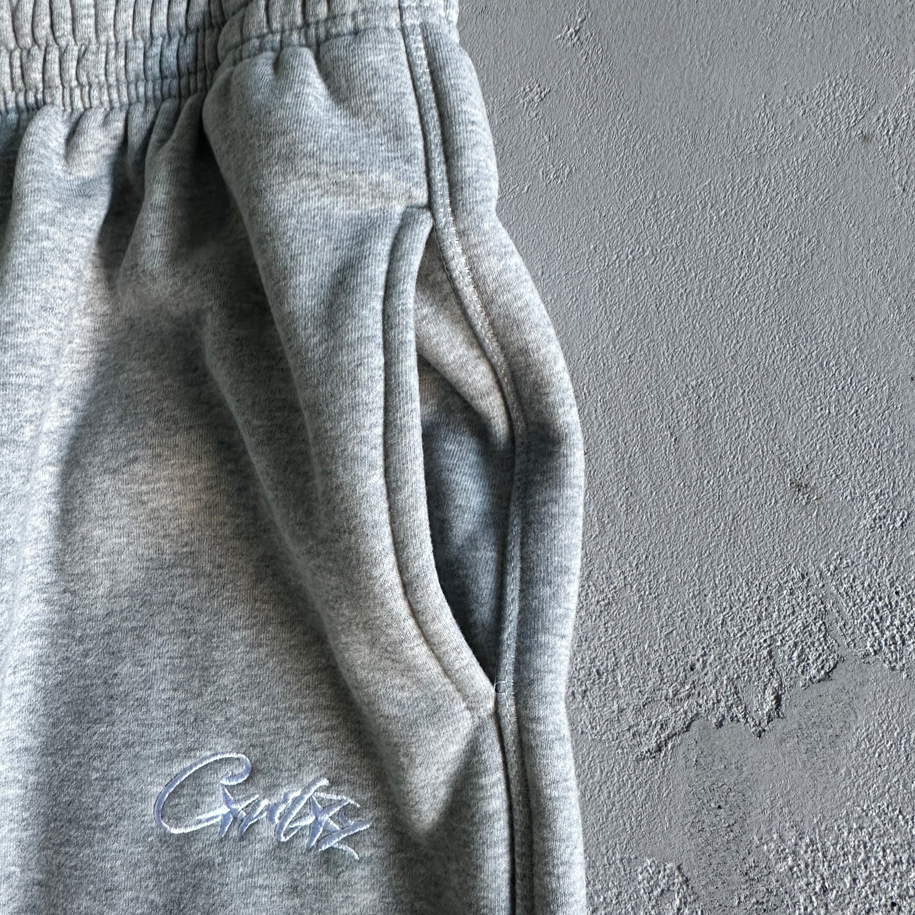 Calça Corteiz “HMP Straight Jogging”