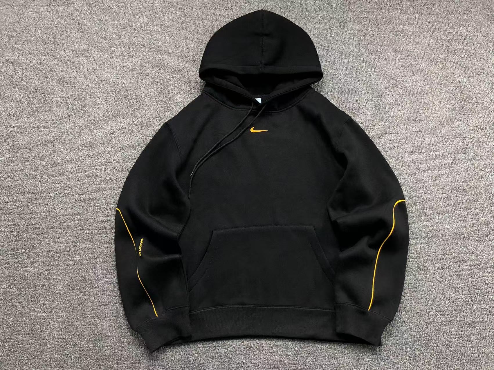 Conjunto Nocta x Nike “University Gold”