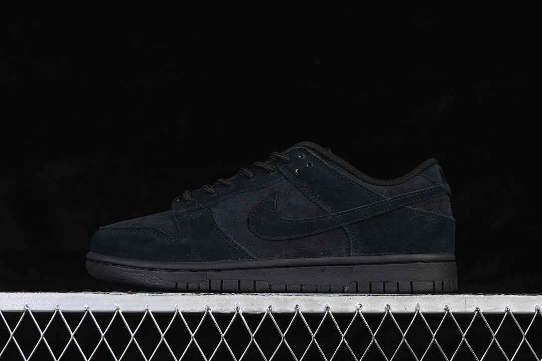 Dunk “Triple Black”
