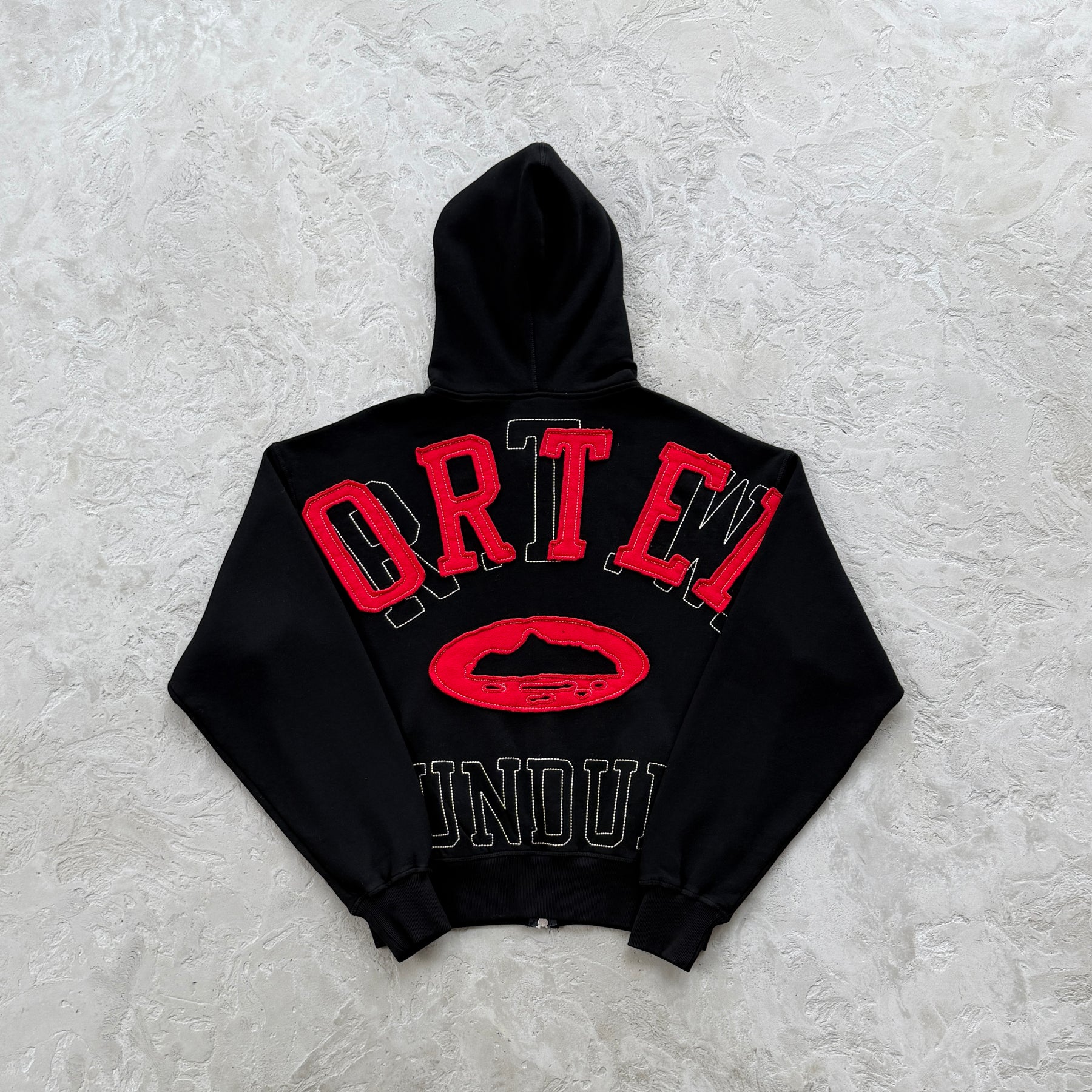Moletom Corteiz “Lundun Stitch” ( Preto e Vermelho )
