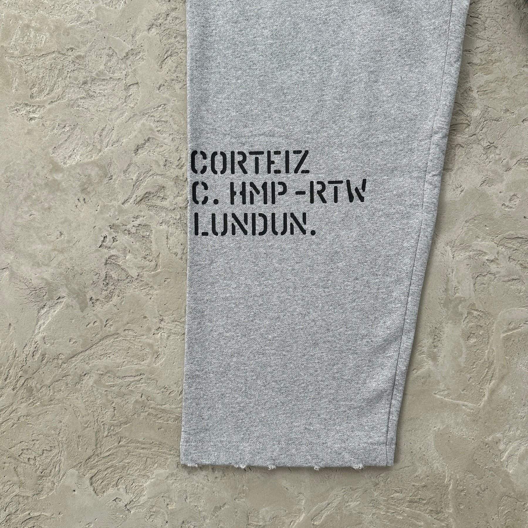Conjunto Corteiz “HMP Stencil crewneck” ( Cinza )