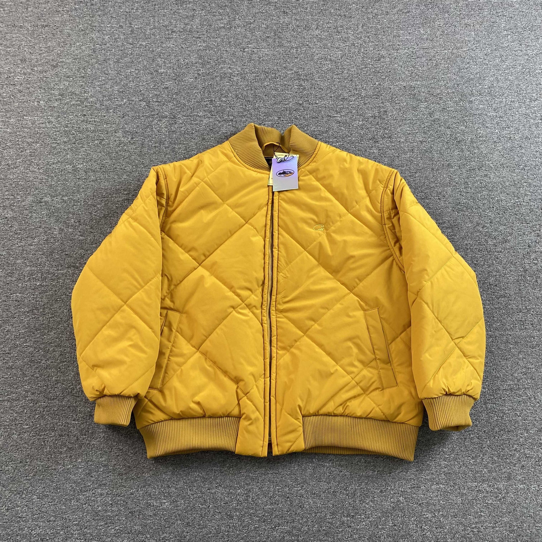 Jaqueta Corteiz “Olde English Quilted” ( Amarelo )