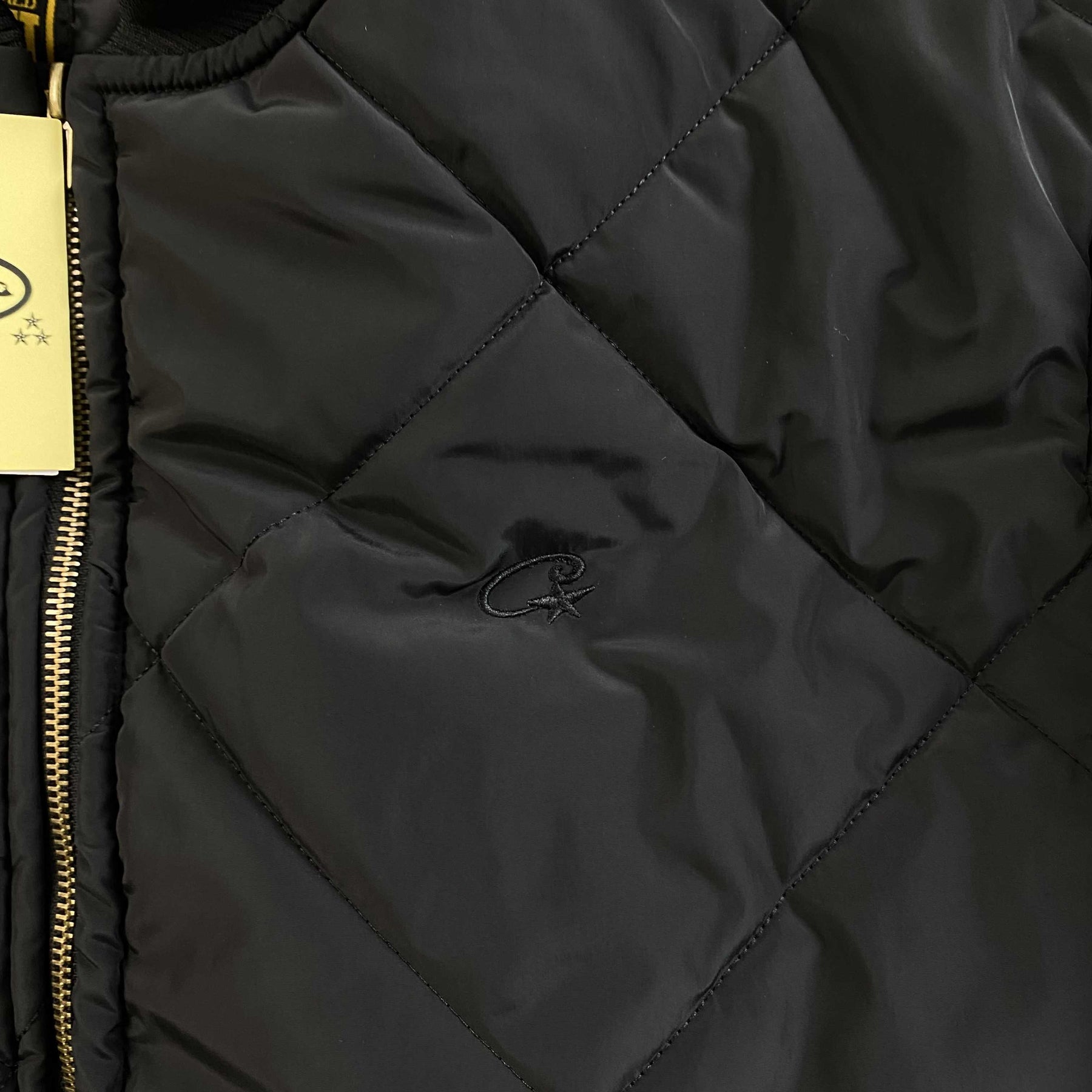 Jaqueta Corteiz “Olde English Quilted” ( Preta )