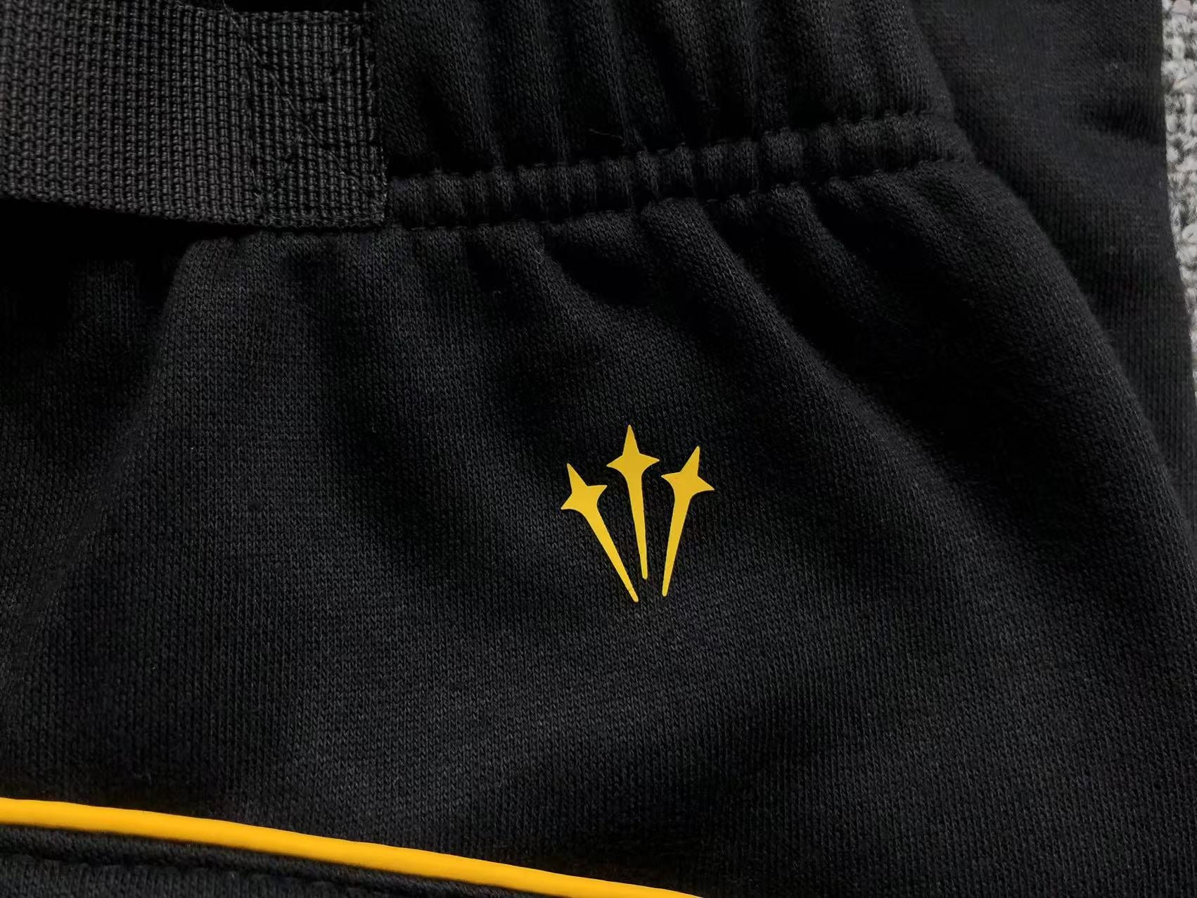 Conjunto Nocta x Nike “University Gold”