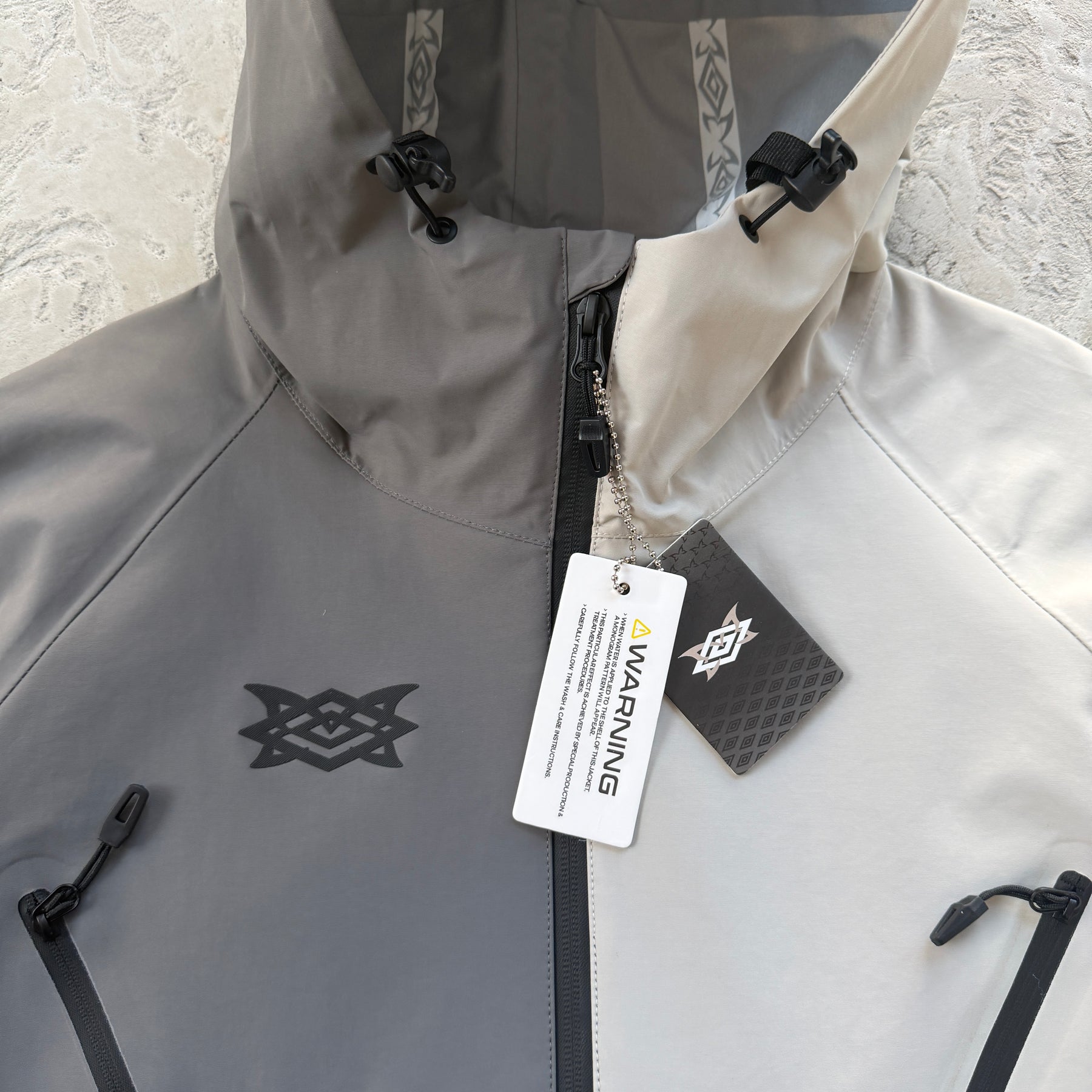 Corta Vento Mertra “Water Reactive ” ( Pova D'água ) ( Branco e Cinza )