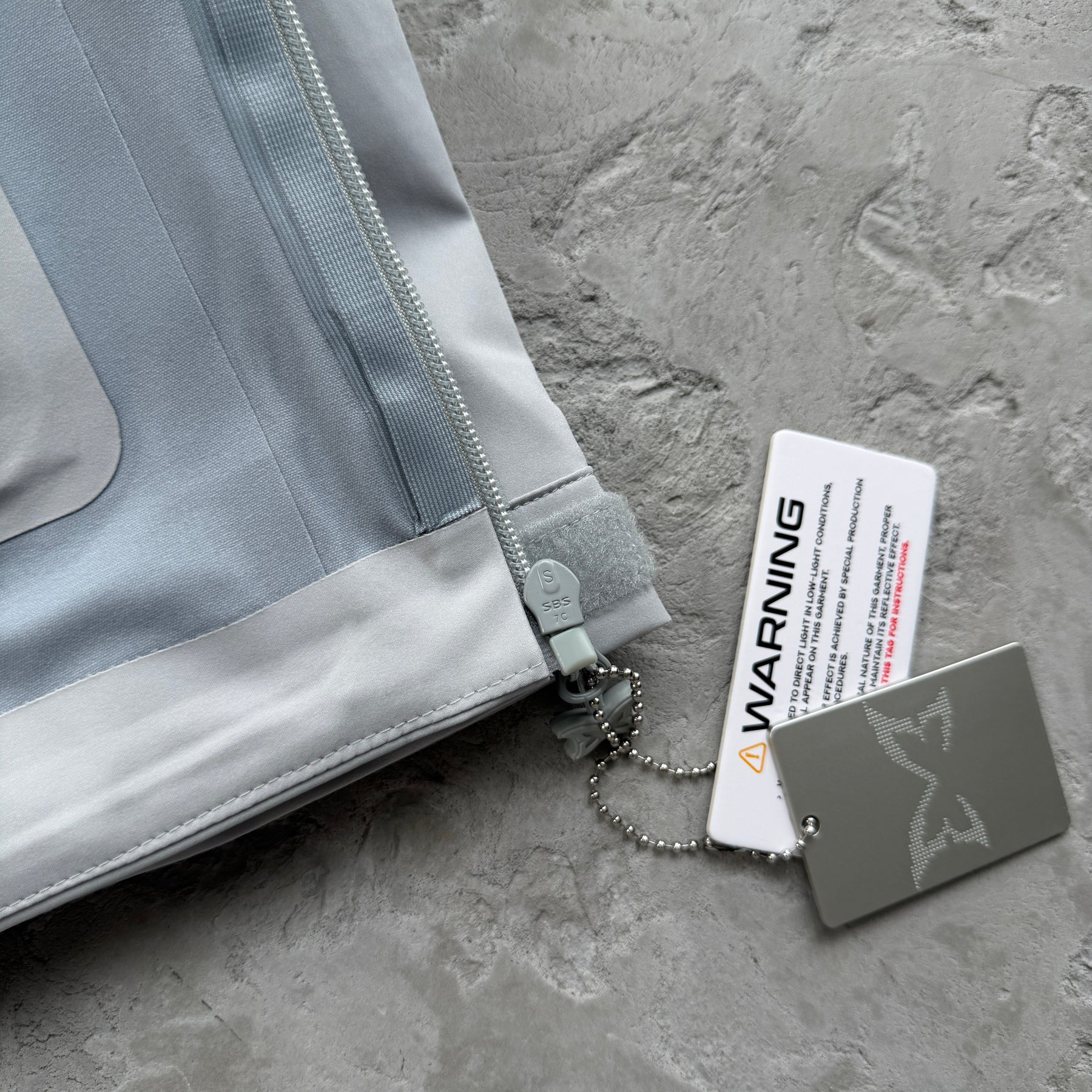 Corta Vento Mertra “Glow In The Dark Seam Tape” ( Cinza )