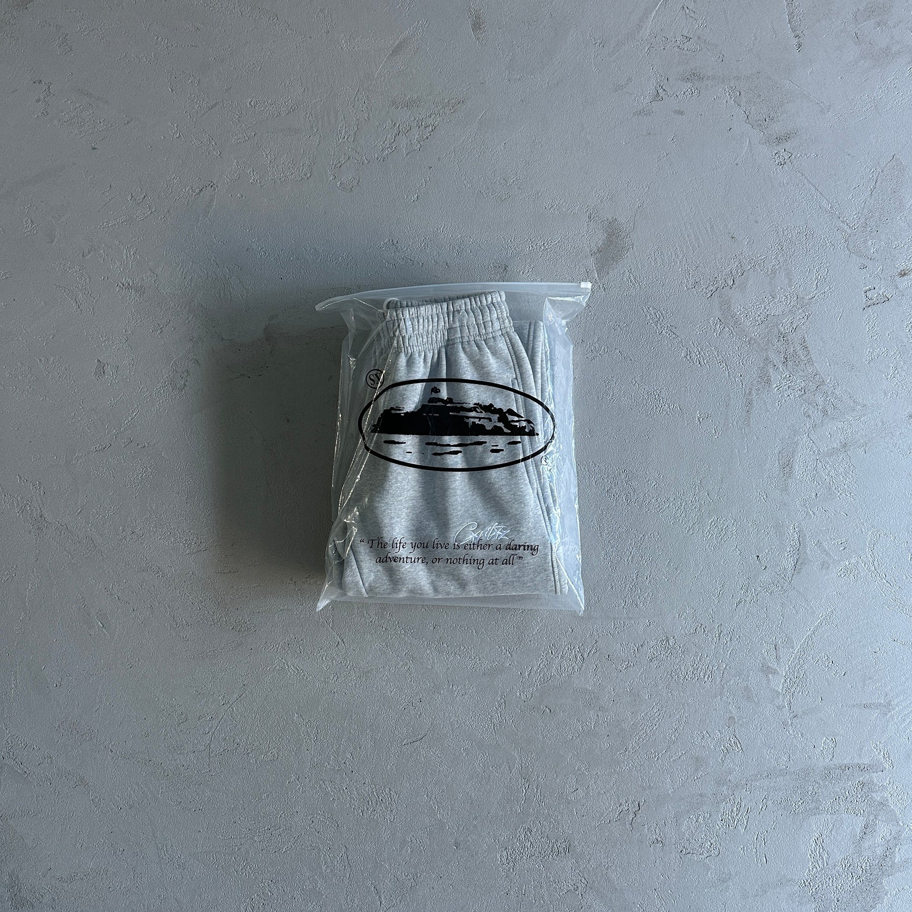 Calça Corteiz “HMP Straight Jogging”