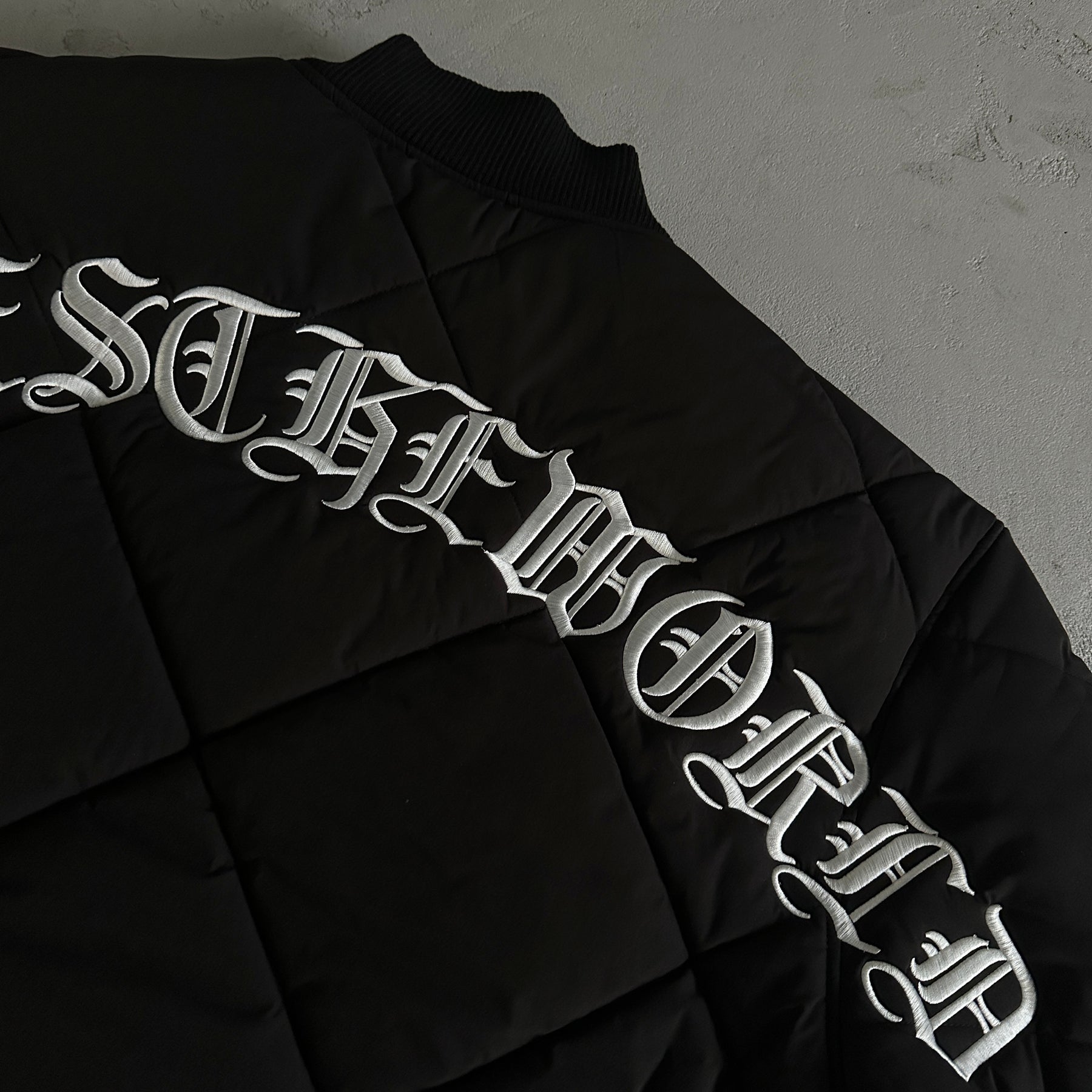 Jaqueta Corteiz “Old English Bomber”