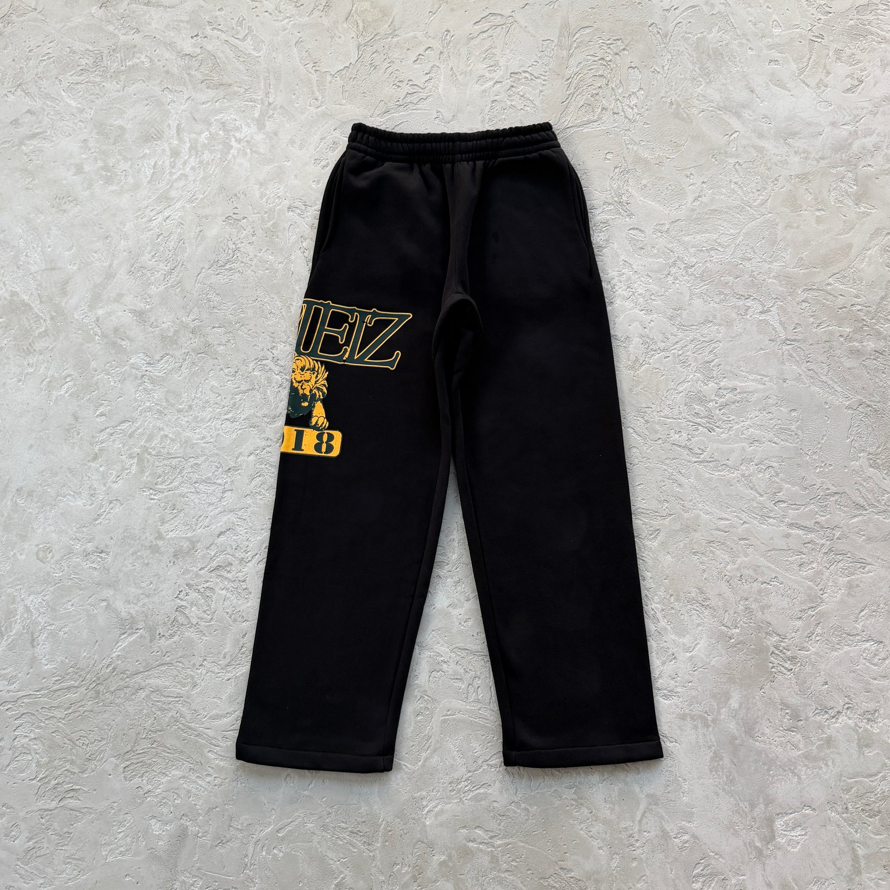 Conjunto Corteiz “Lion Varsity Open Hem Zip”