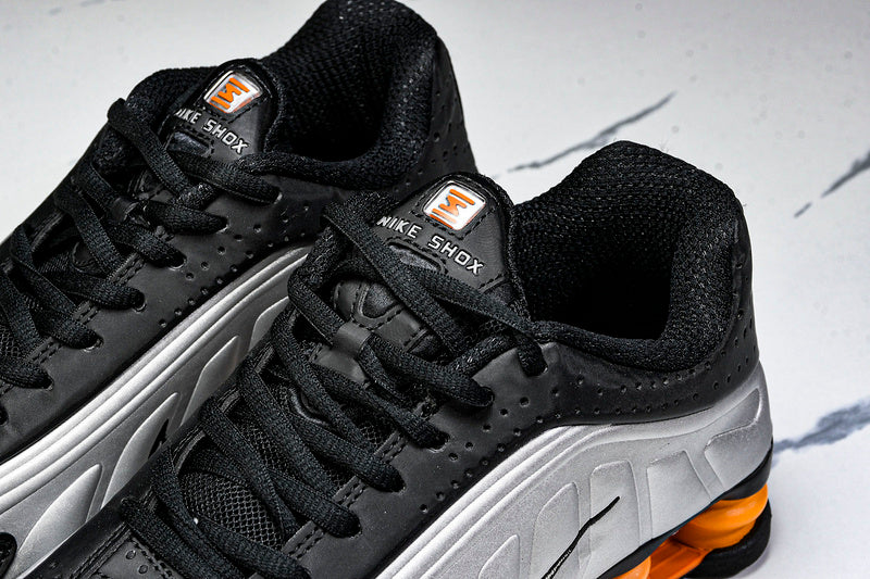 Nike Shox R4 “Bright Mandarim”