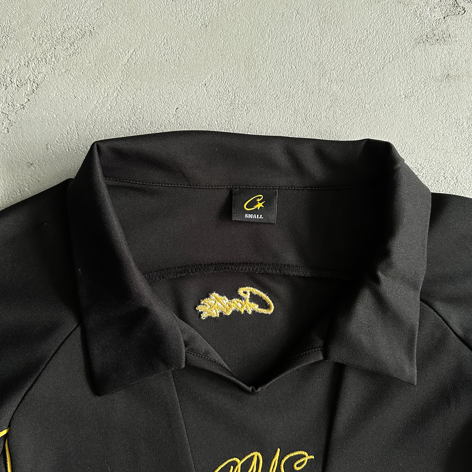 Camisa Corteiz ”Talismo” ( Preta Com Amarela )