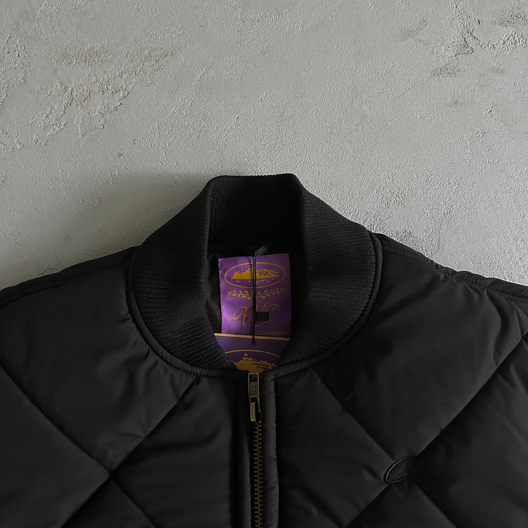 Jaqueta Corteiz “Old English Bomber”