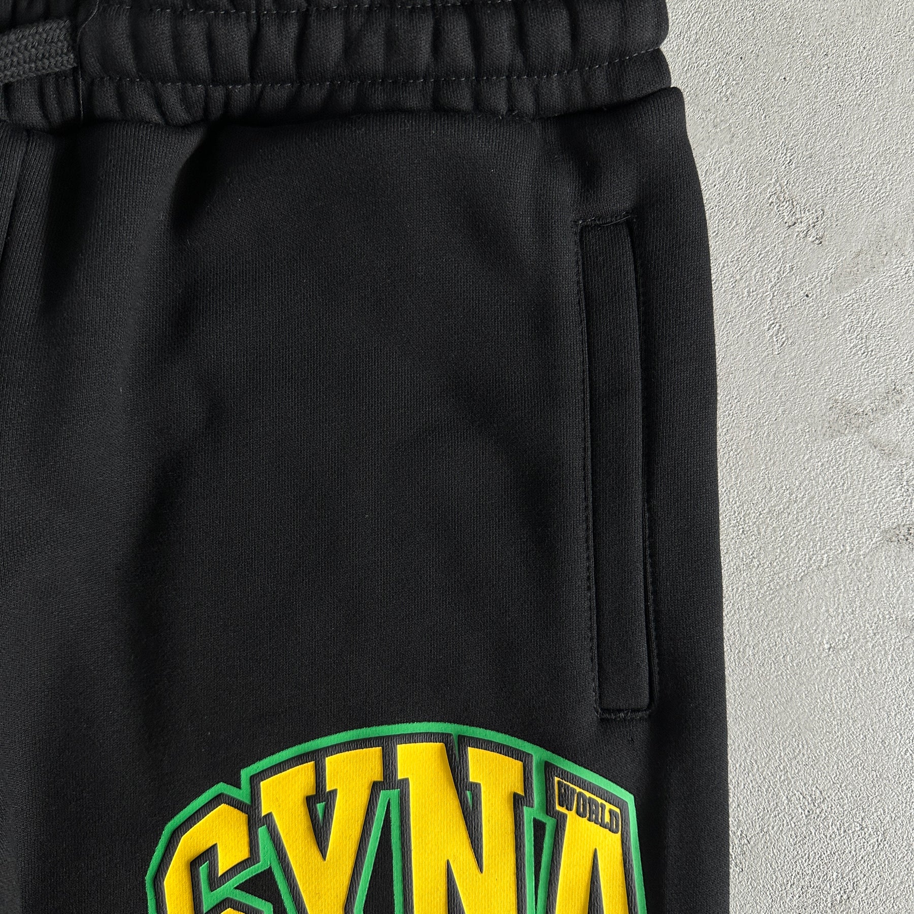 Conjunto Syna World “Crest Oth“ ( Preto e Amarelo )