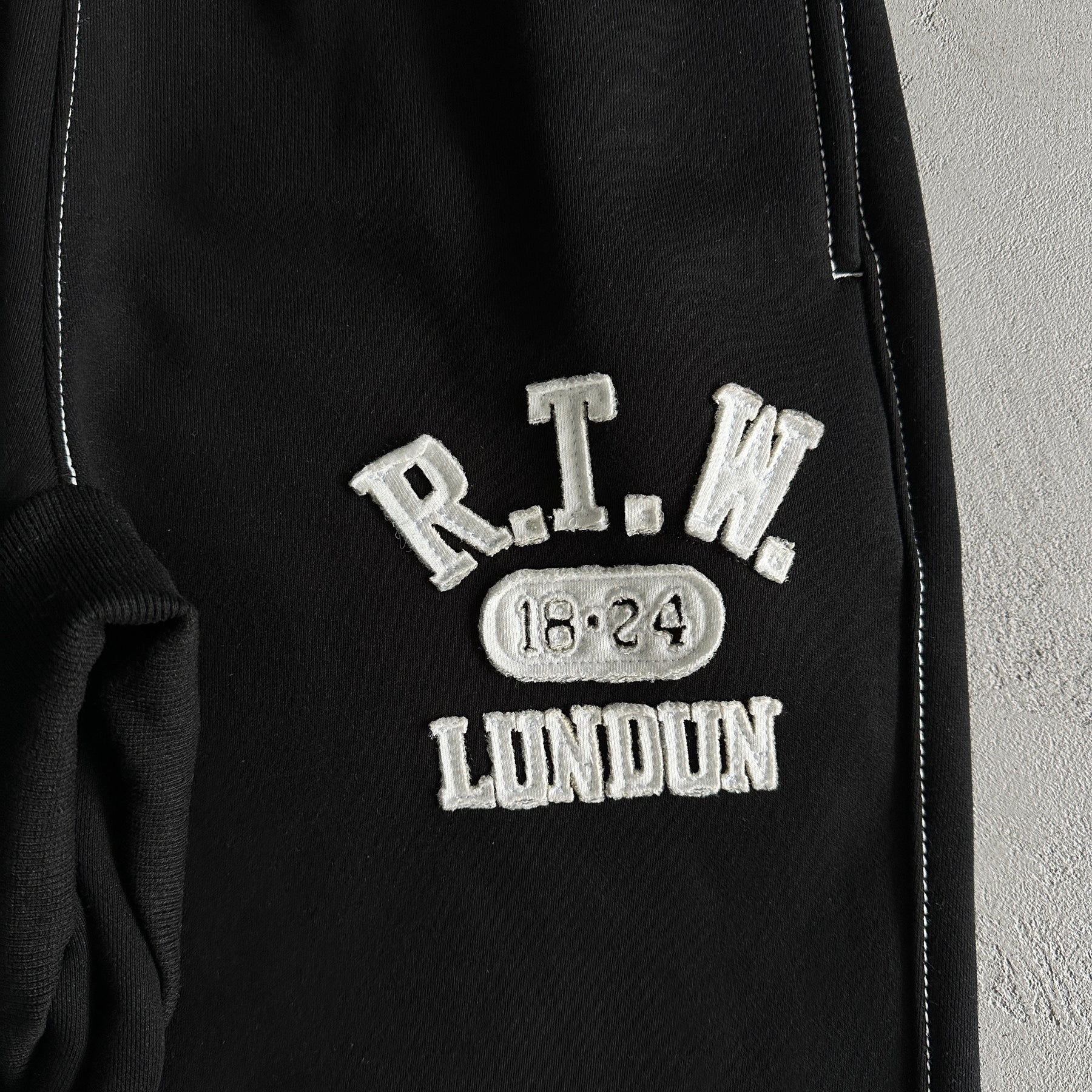 Conjunto Corteiz “RTW College” ( Preto )