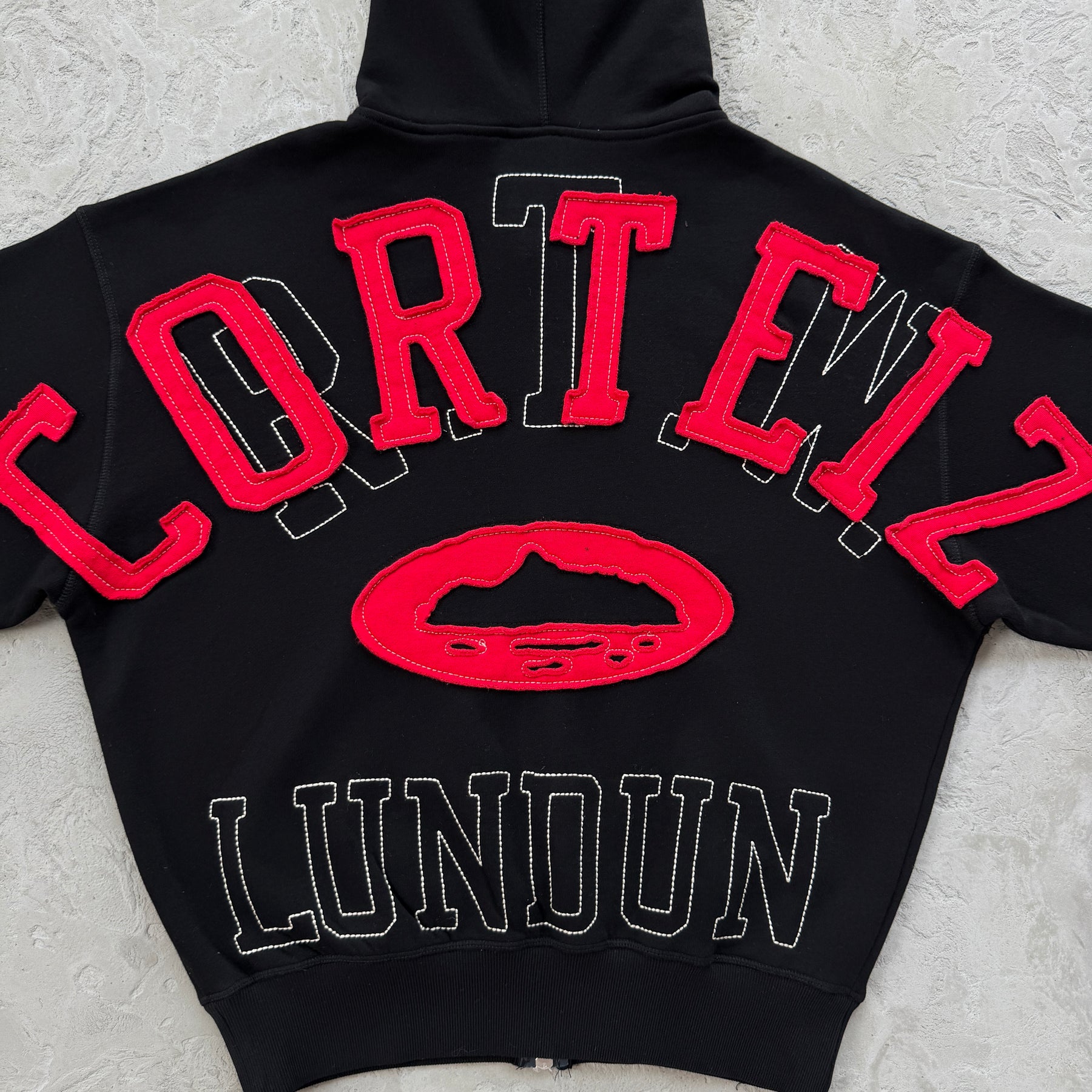Moletom Corteiz “Lundun Stitch” ( Preto e Vermelho )