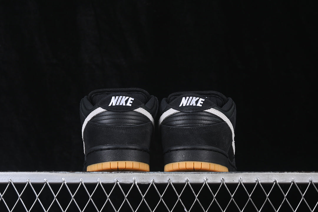 Dunk “Black White Gum”