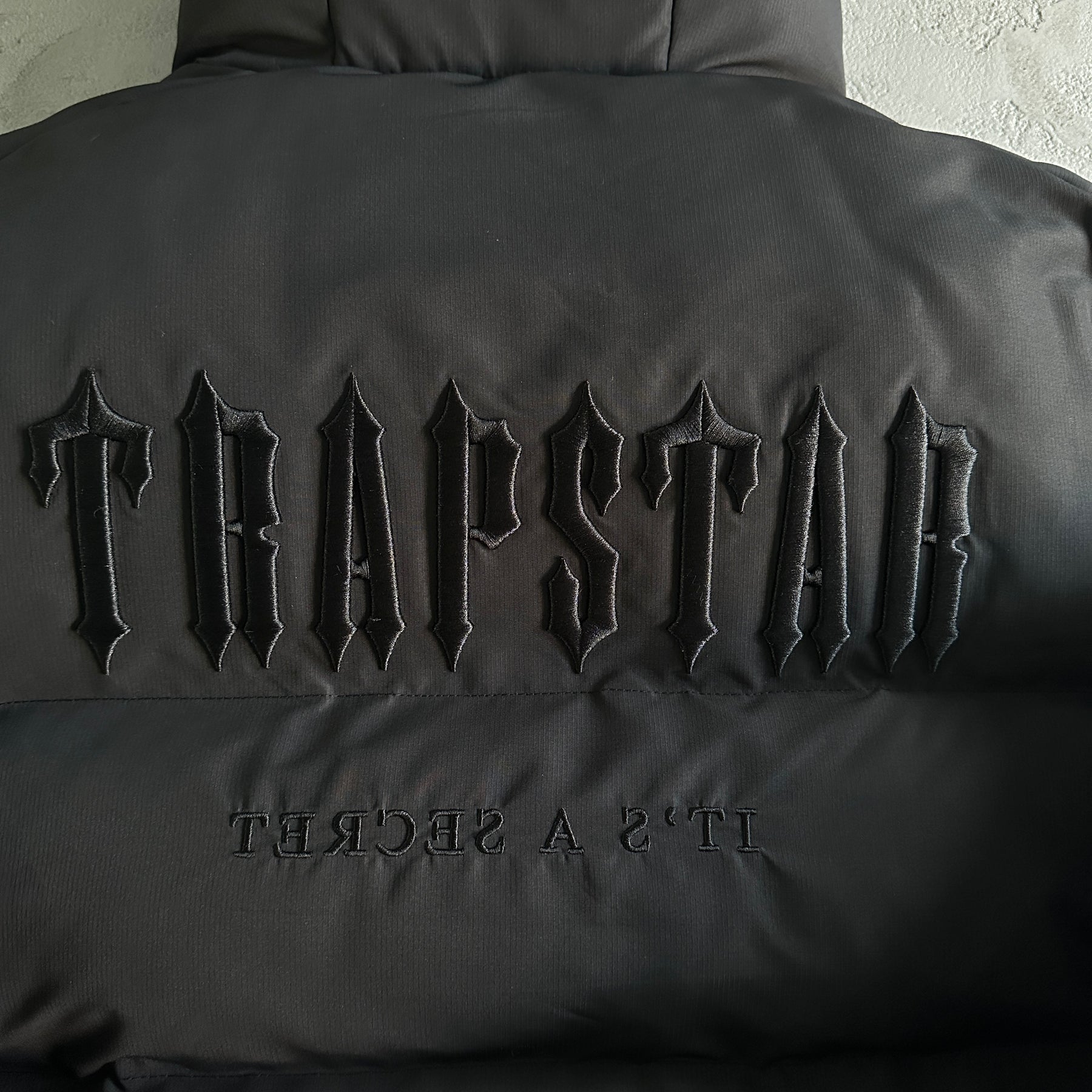 Jaqueta Trapstar “Decoded 2022 Hooded” ( Preta )