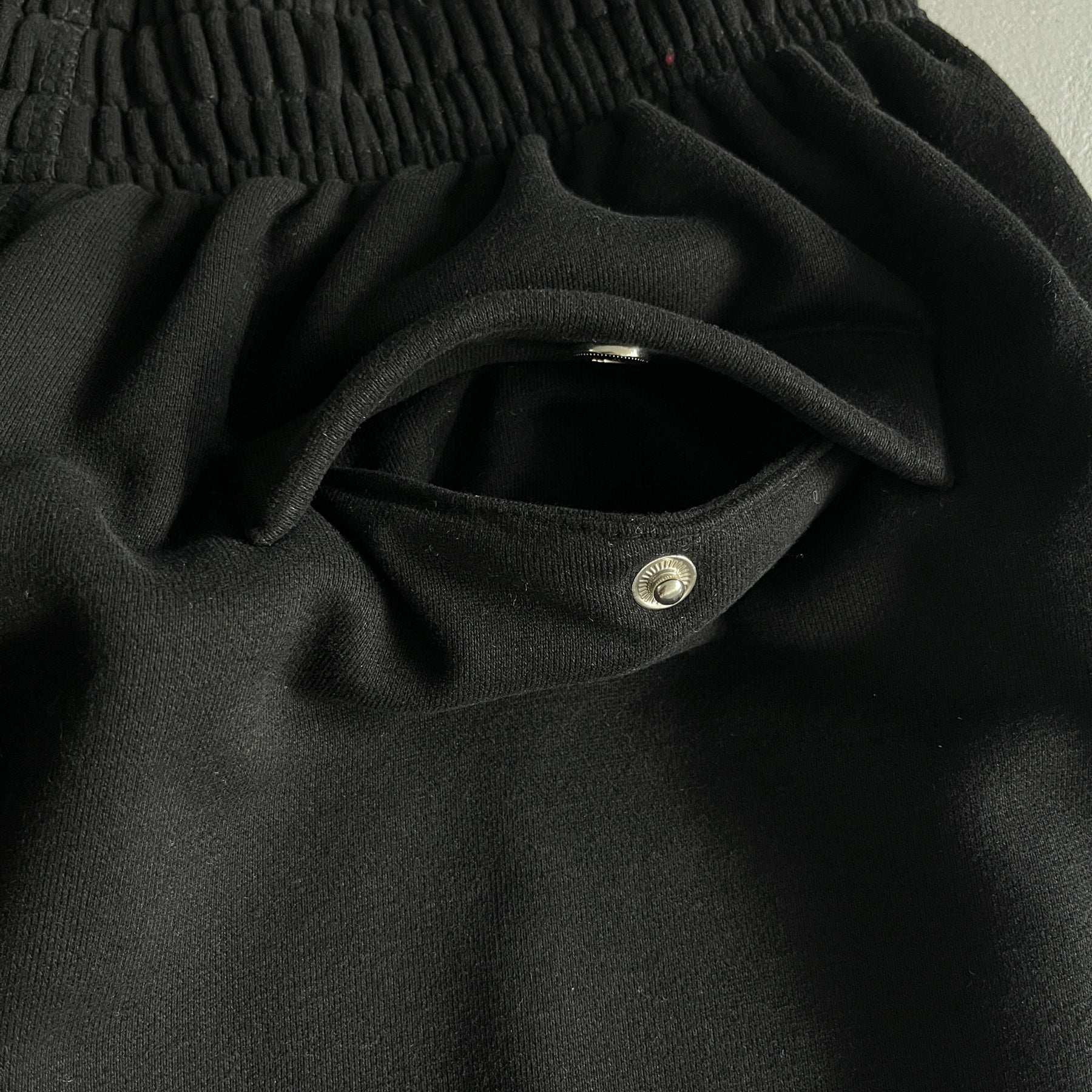 Conjunto Corteiz “Alcatraz Basic Crewneck”