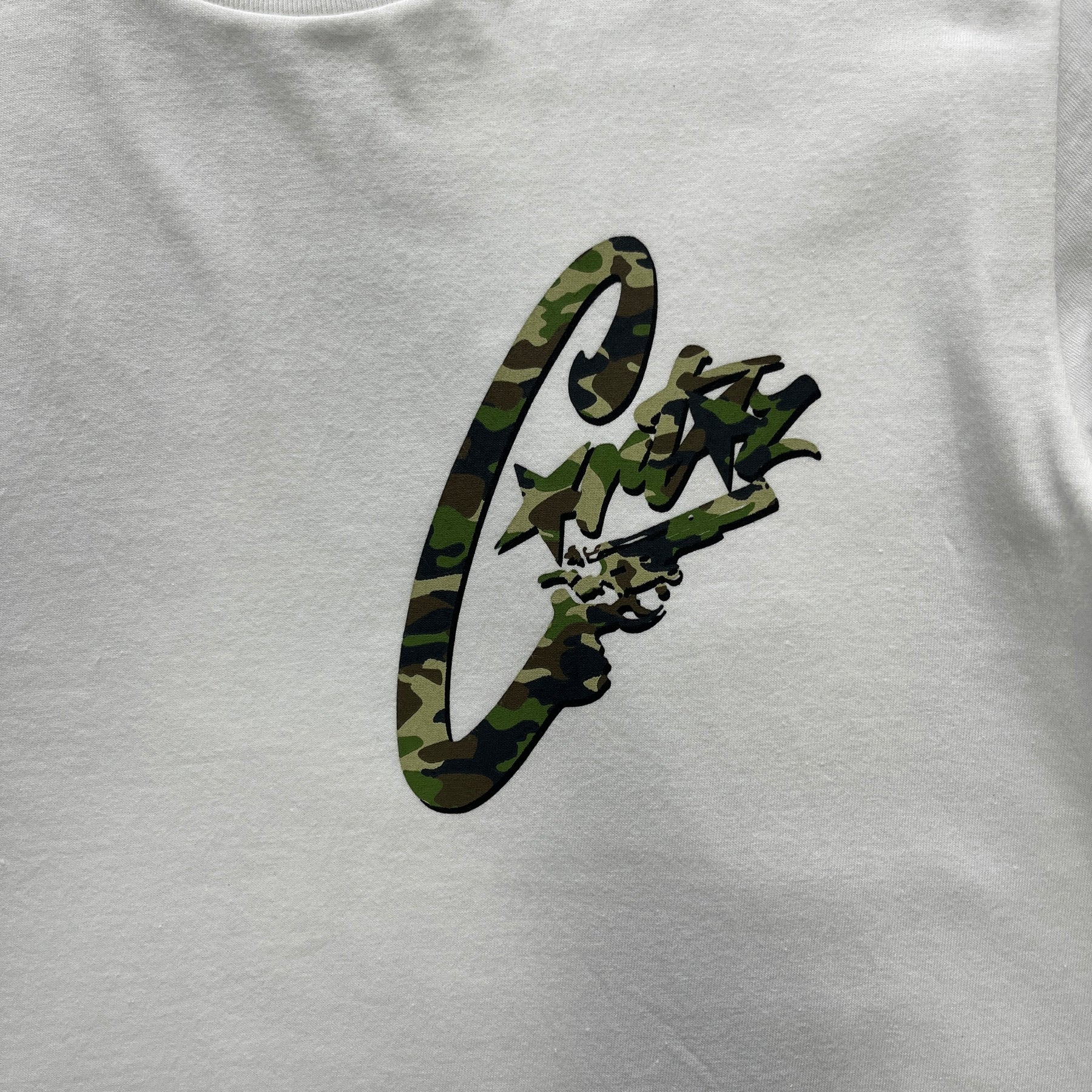 Camisa Corteiz “Pistol Camouflage” ( Branca )