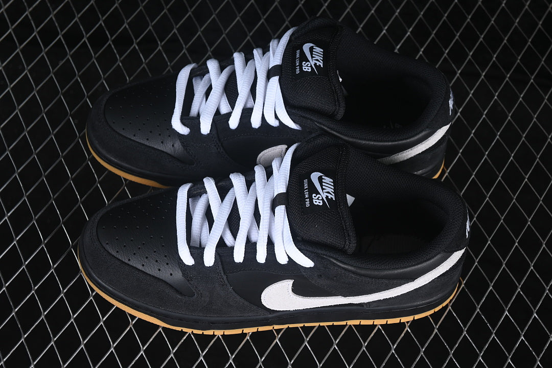 Dunk “Black White Gum”
