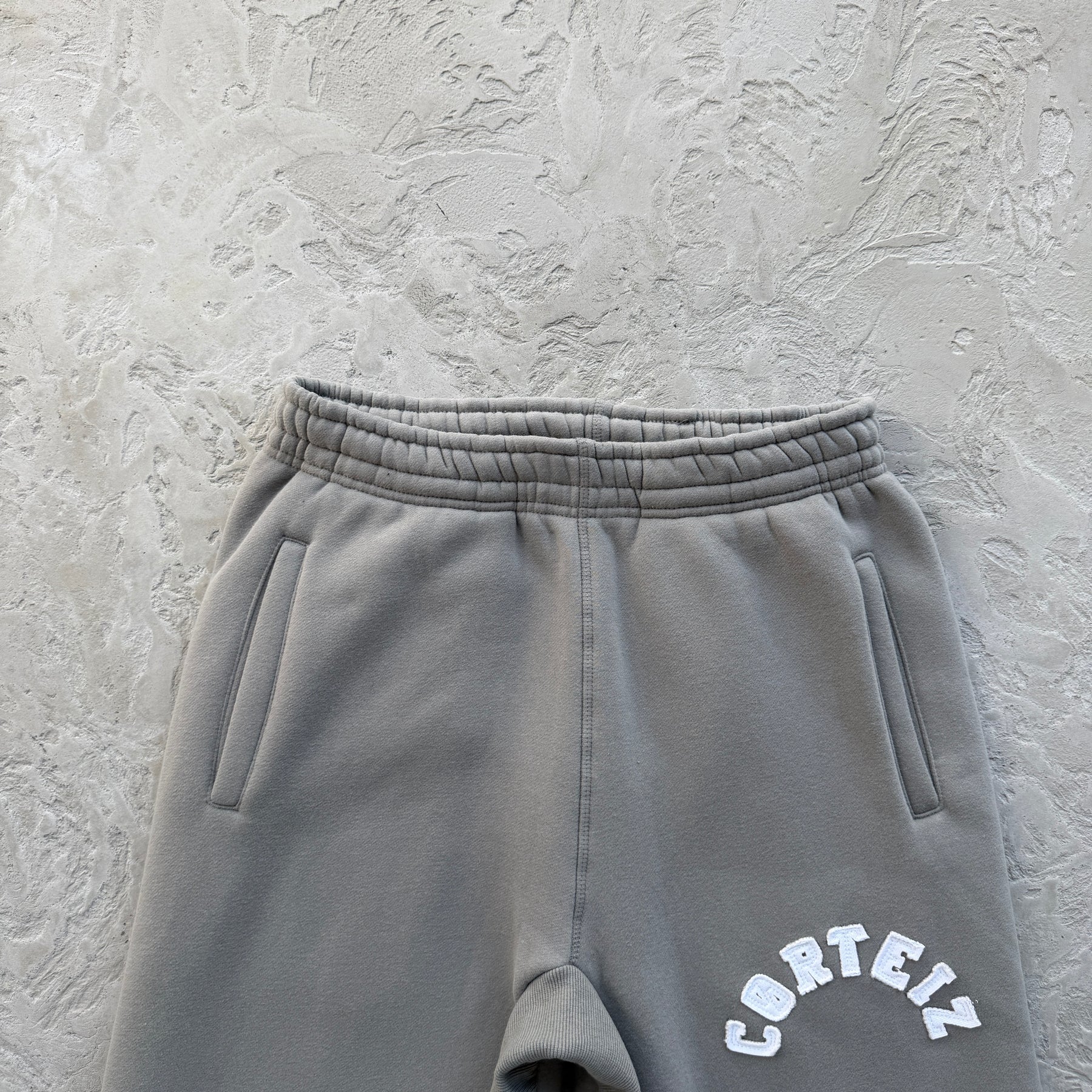 Conjunto Corteiz “College Arch Open” ( Cinza )