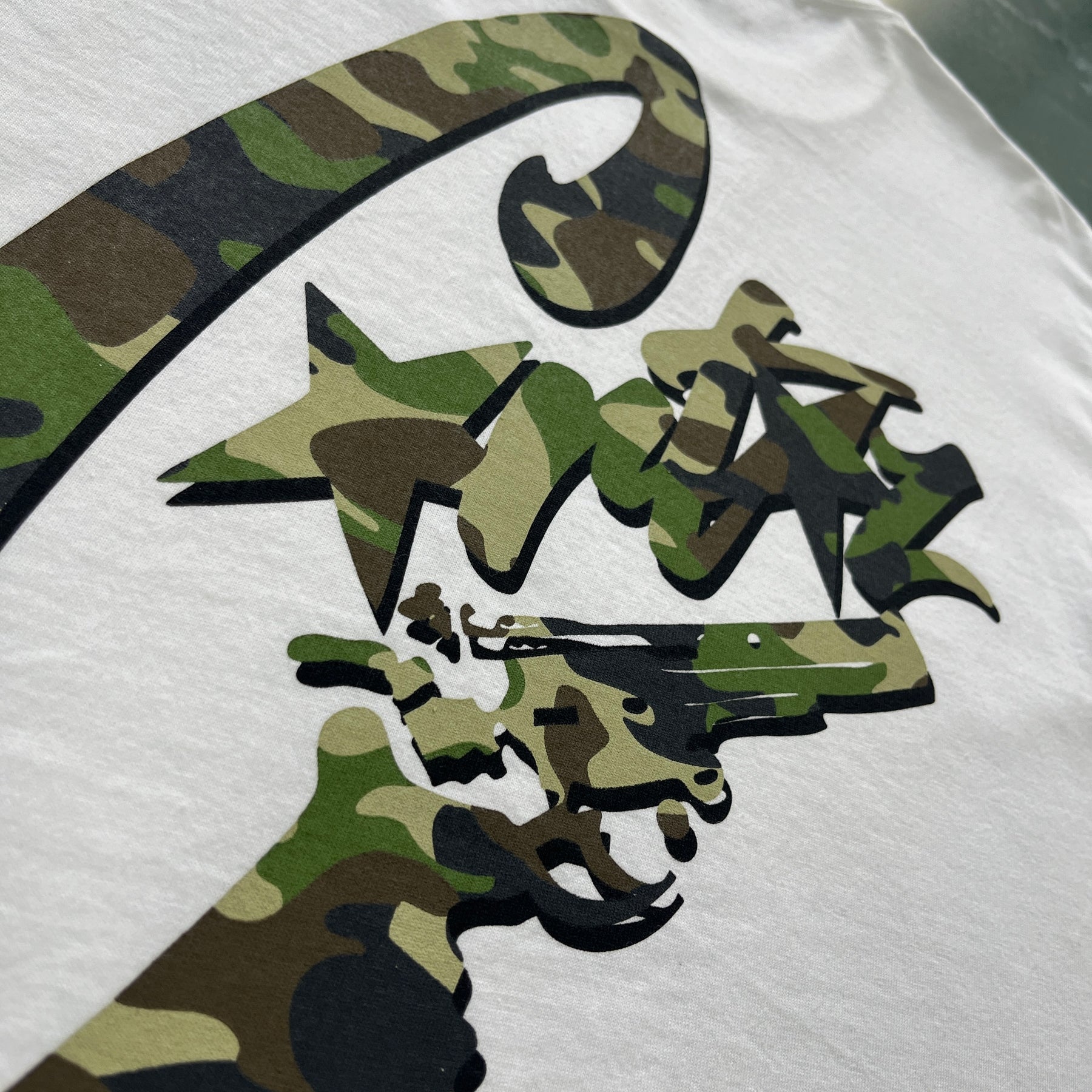 Camisa Corteiz “Pistol Camouflage” ( Branca )
