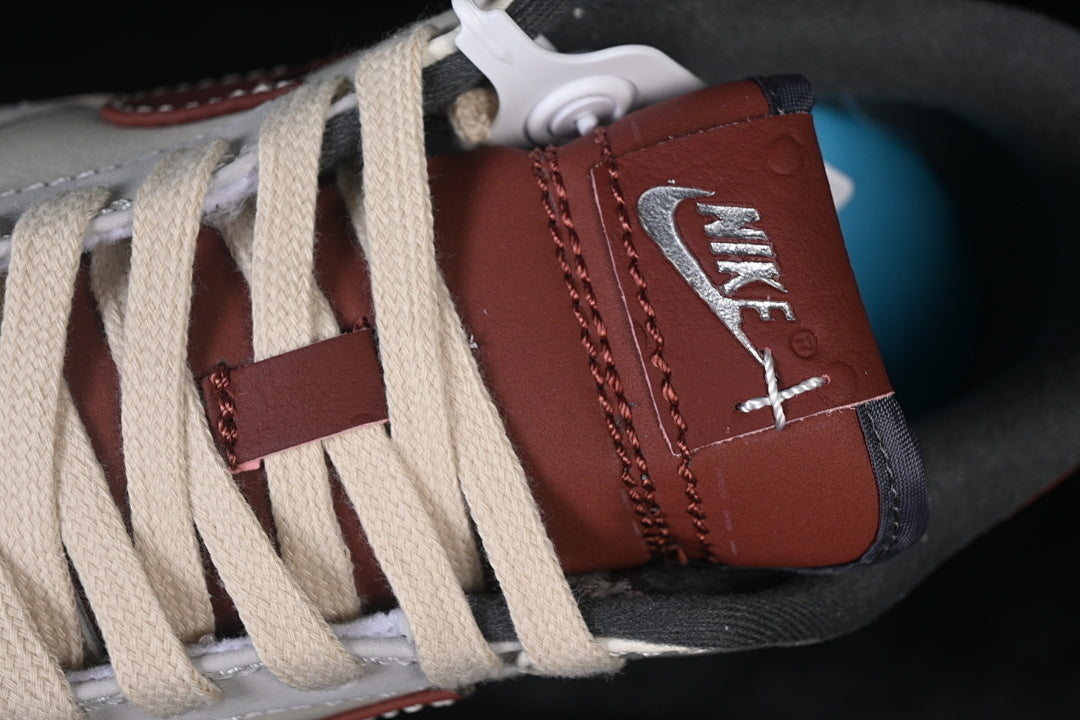 Dunk “Soft Pearl Dark Pony”
