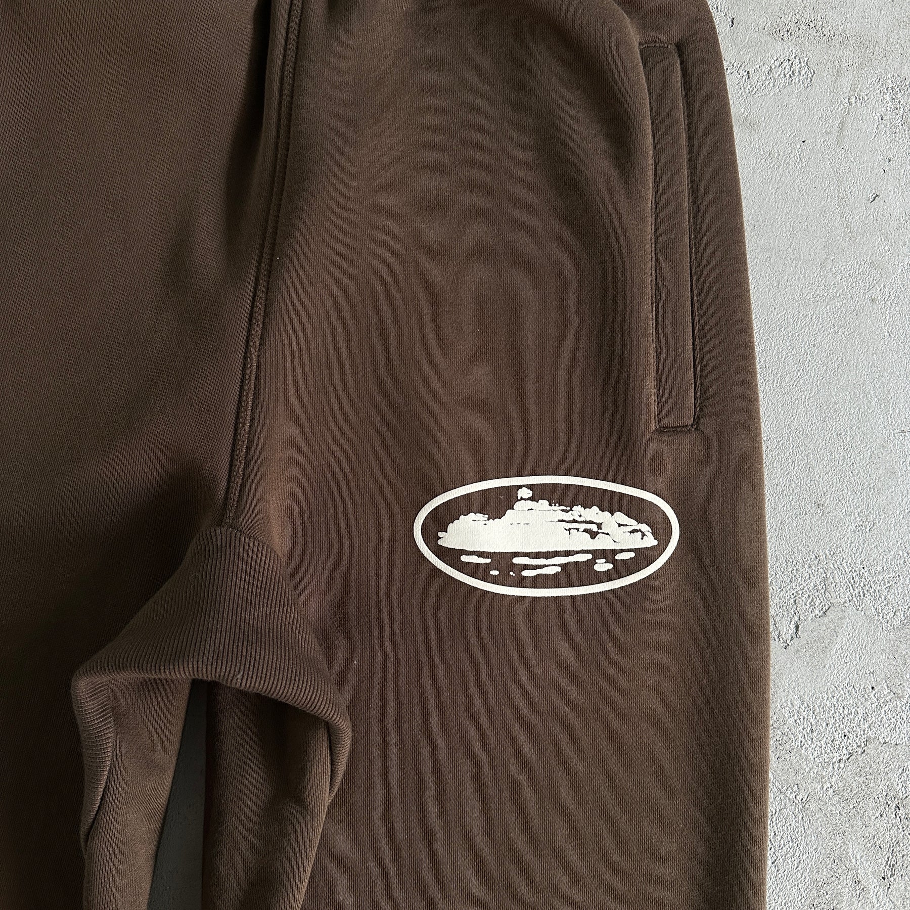 Conjunto Corteiz “Island Puff Print” ( Marrom )