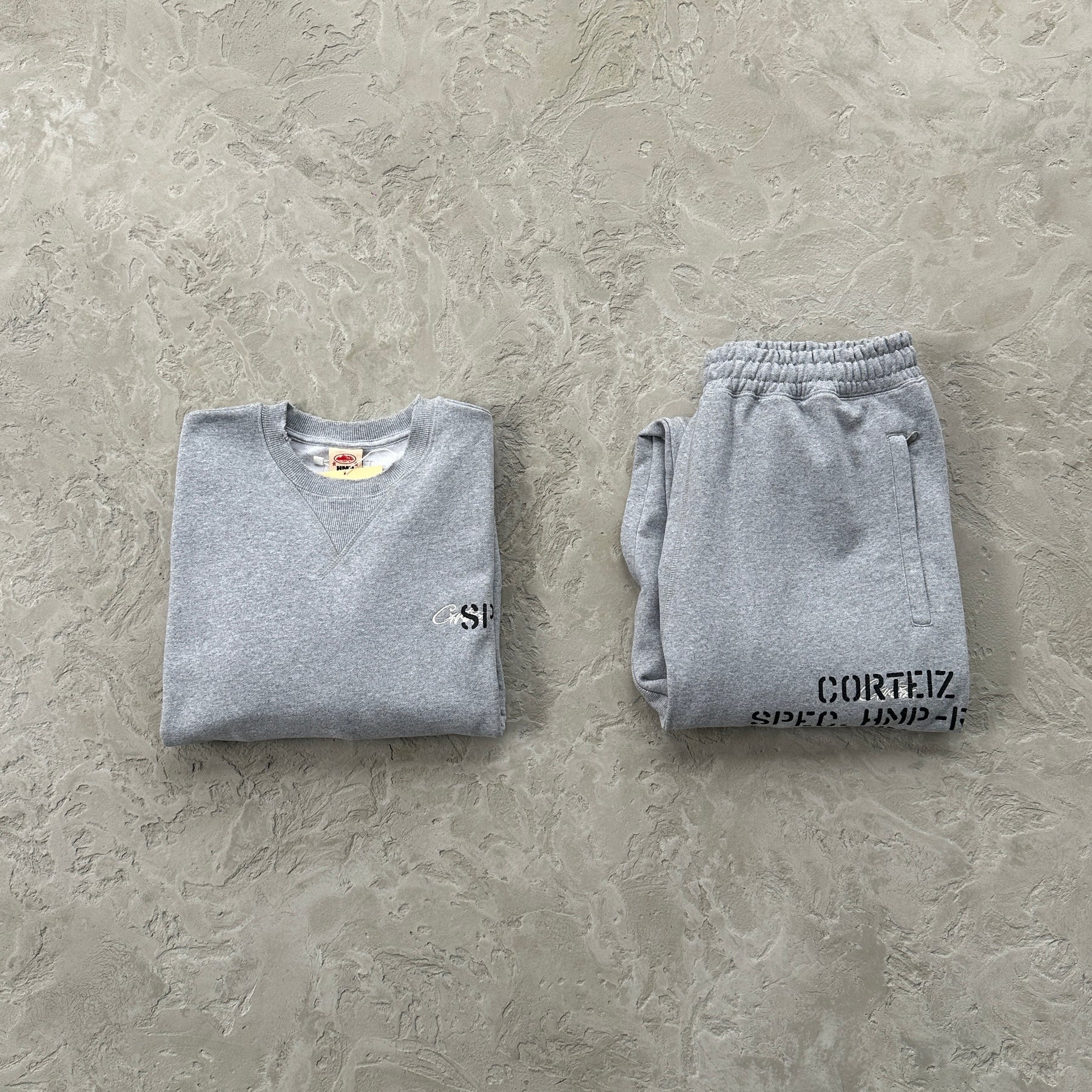 Conjunto Corteiz “HMP Stencil crewneck” ( Cinza )