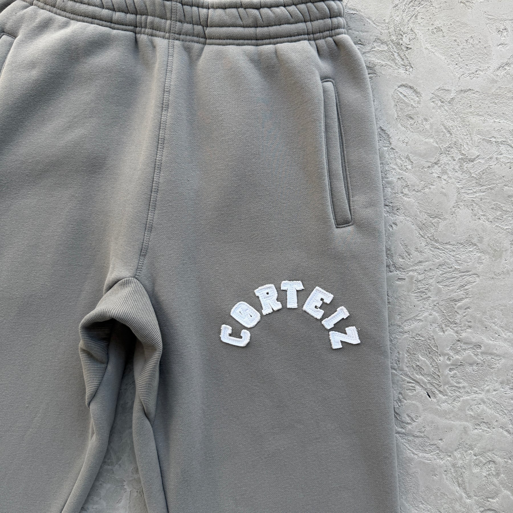 Conjunto Corteiz “College Arch Open” ( Cinza )