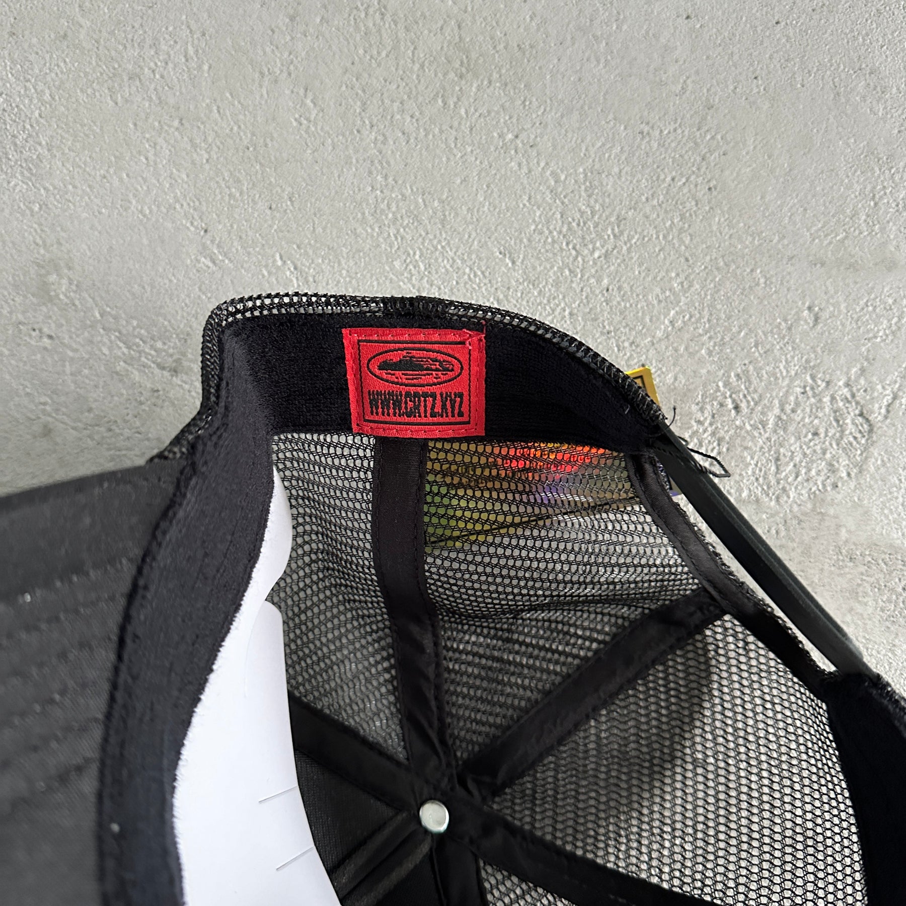 Boné Corteiz “Island” (Preto com Vermelho)