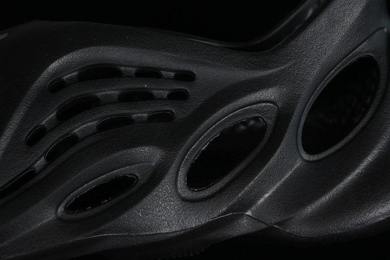 Yeezy Foam Runner “Ararat Black”