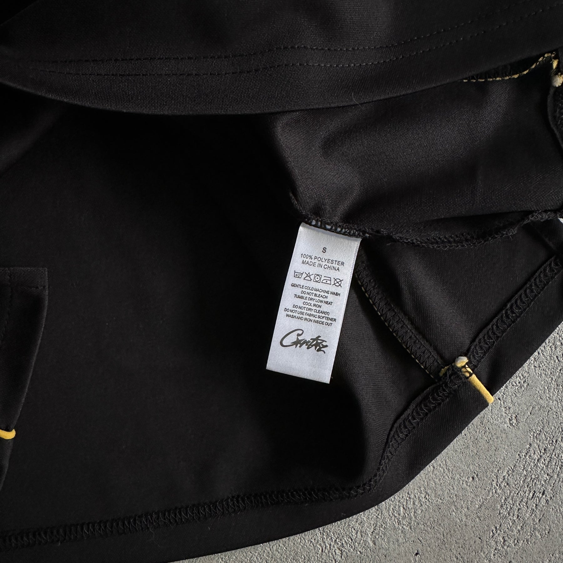 Camisa Corteiz ”Talismo” ( Preta Com Amarela )