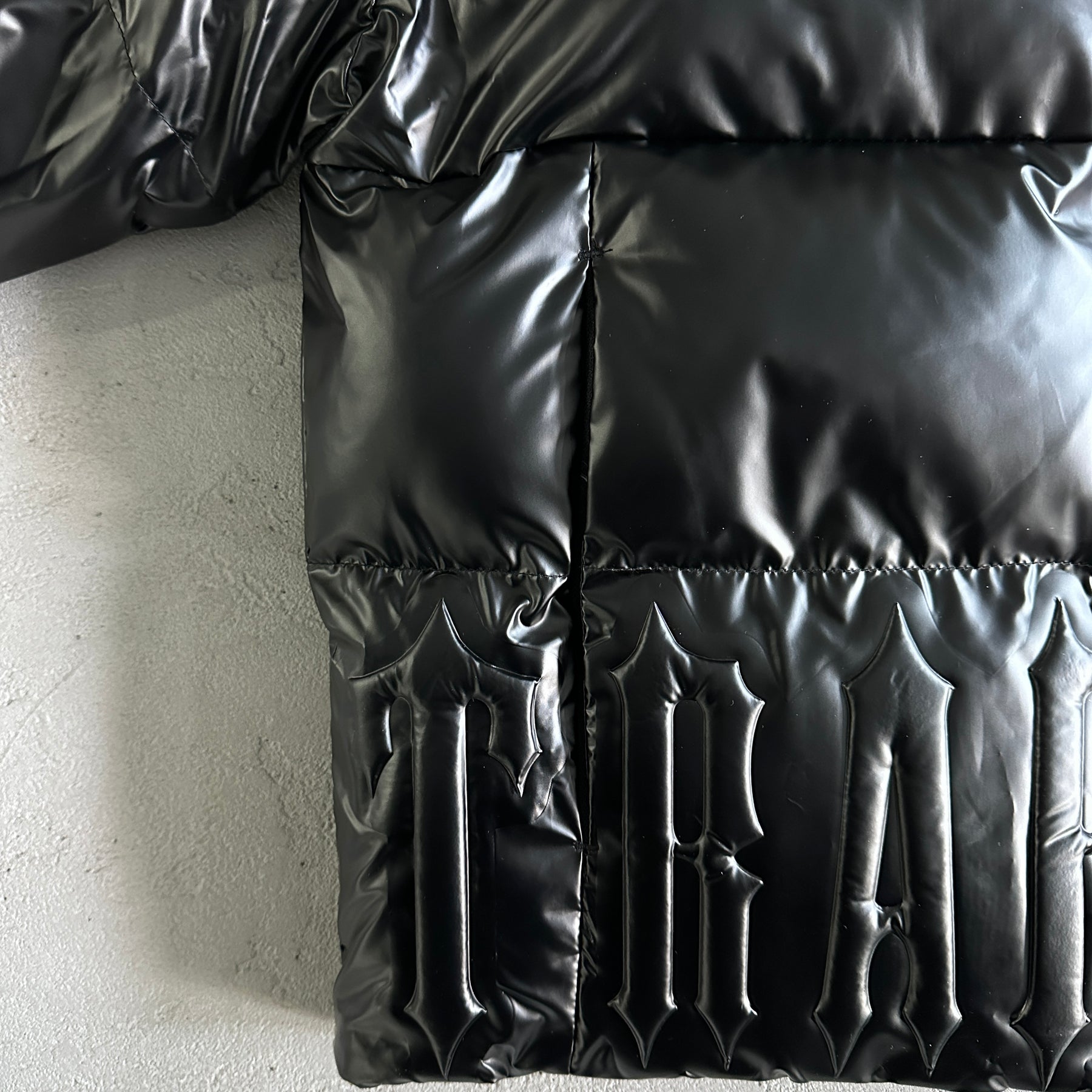 Jaqueta Trapstar “Irongate Embossed” ( Preta )