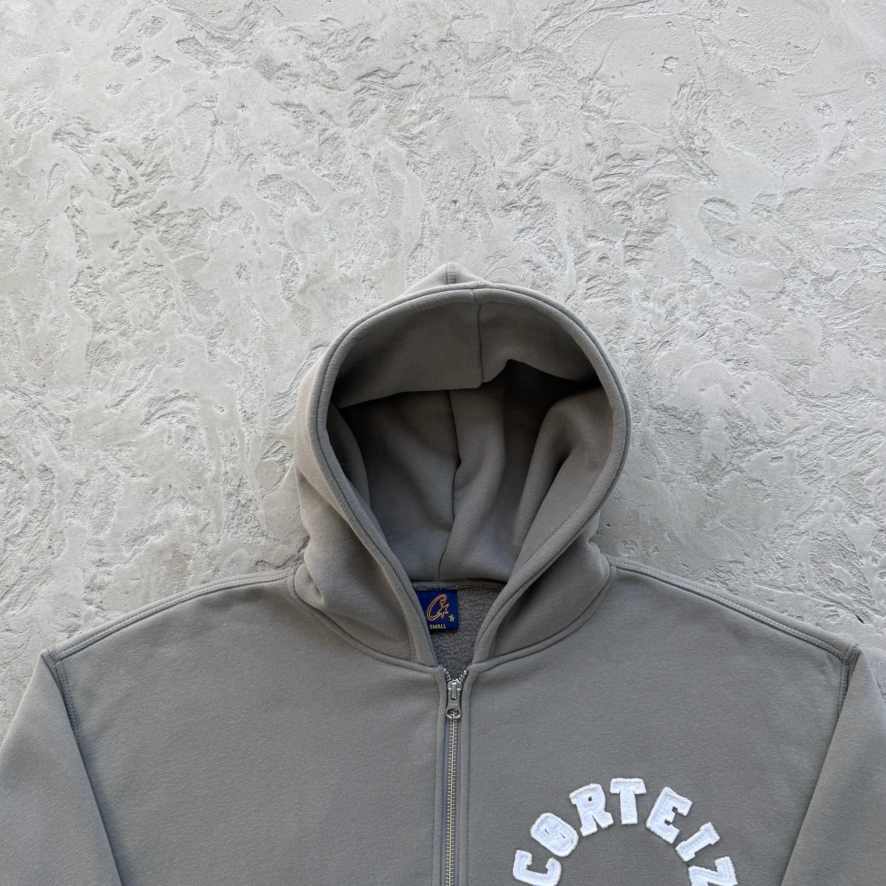 Conjunto Corteiz “College Arch Open” ( Cinza )
