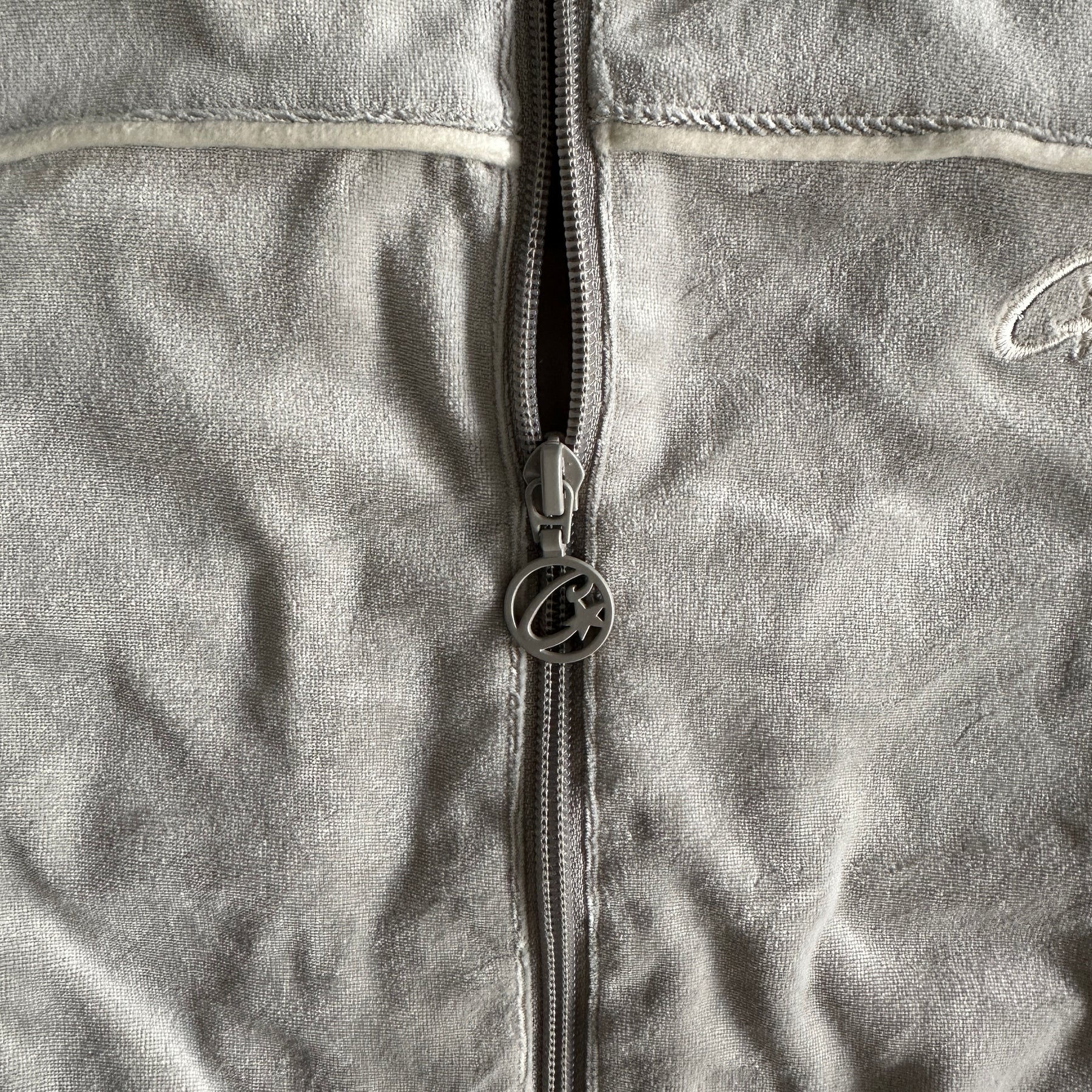 Conjunto Corteiz Velour Amg ( Cinza )