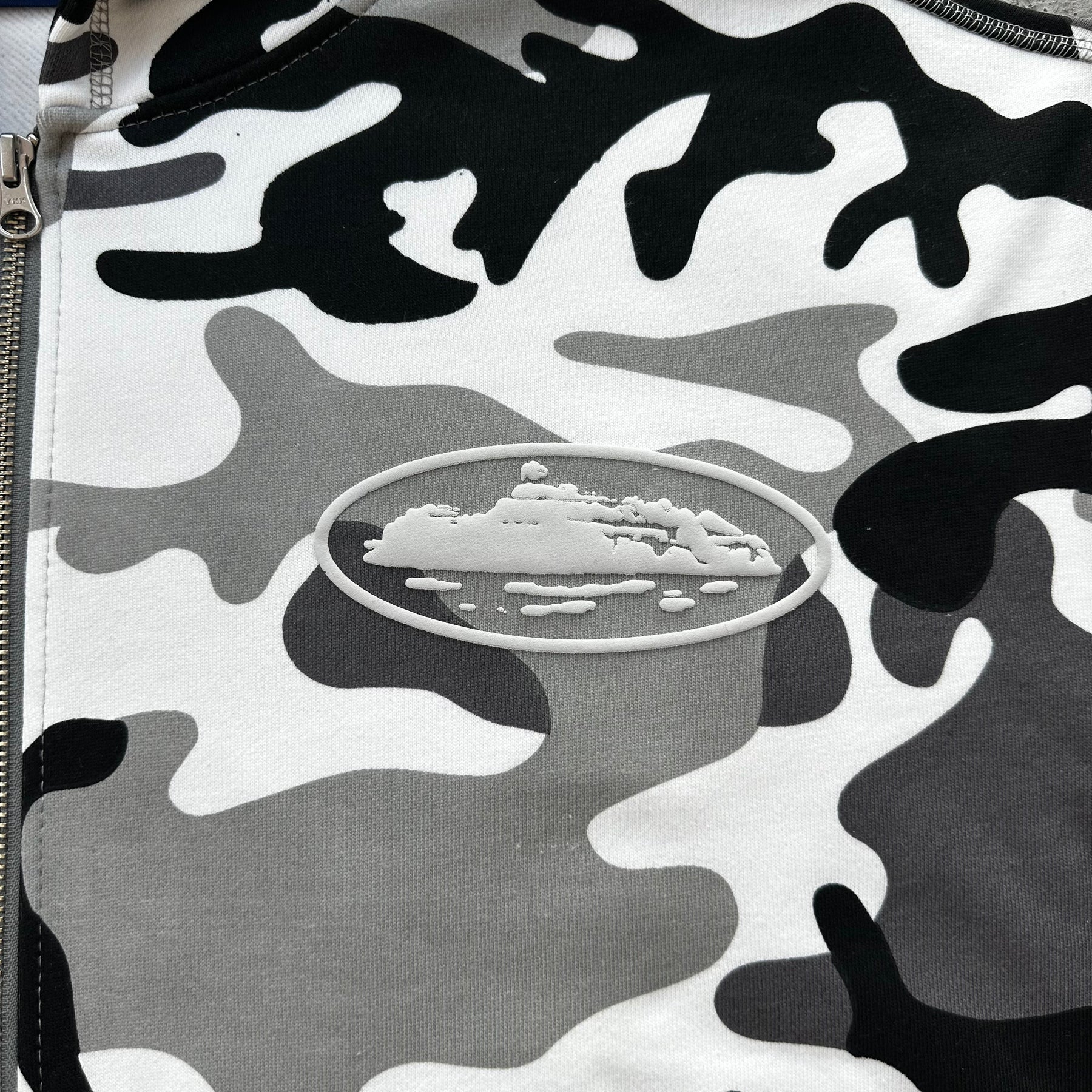 Conjunto Corteiz “Island Puff Print” (Artic Camo)