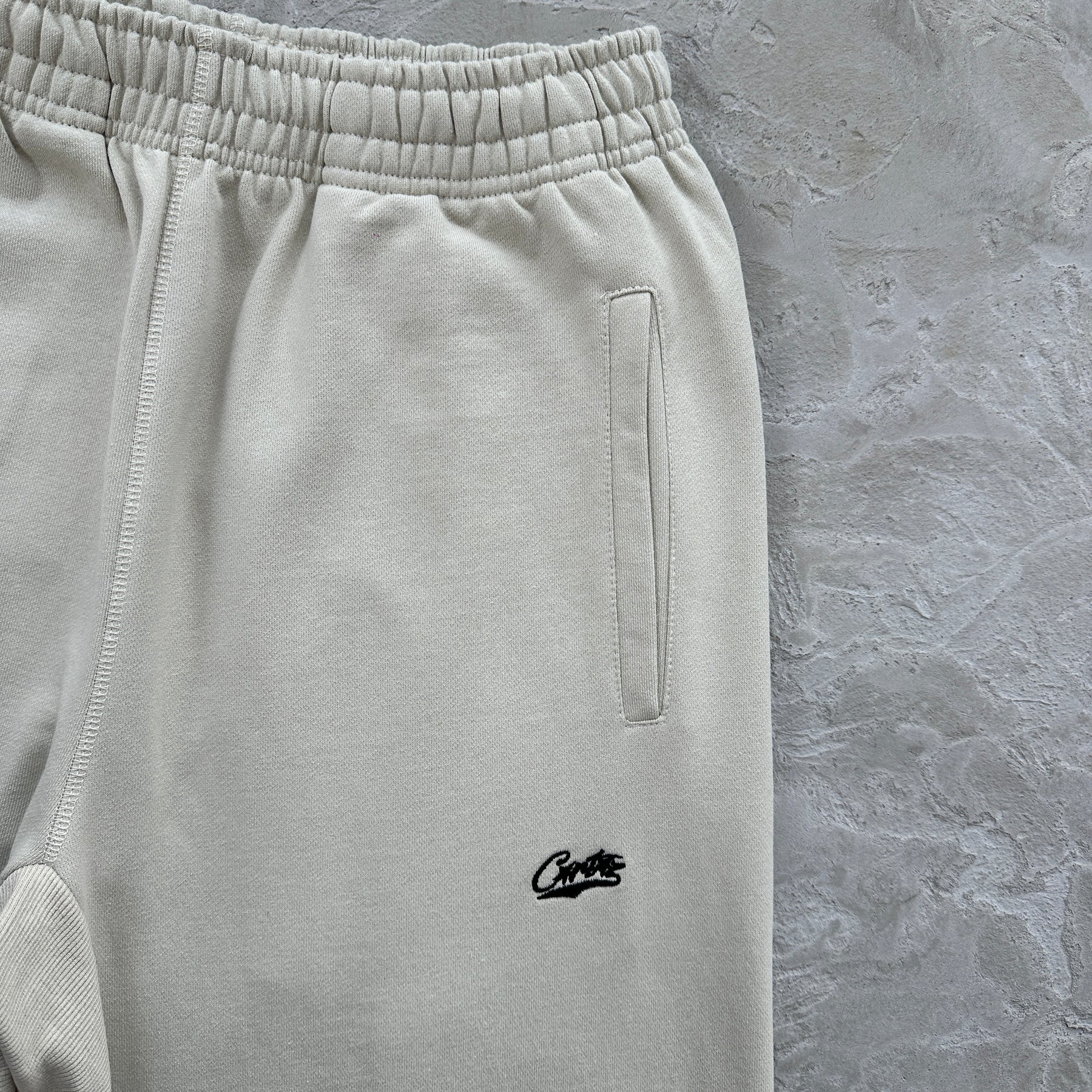 Conjunto Corteiz “Woosh Open Hem Sweatp”