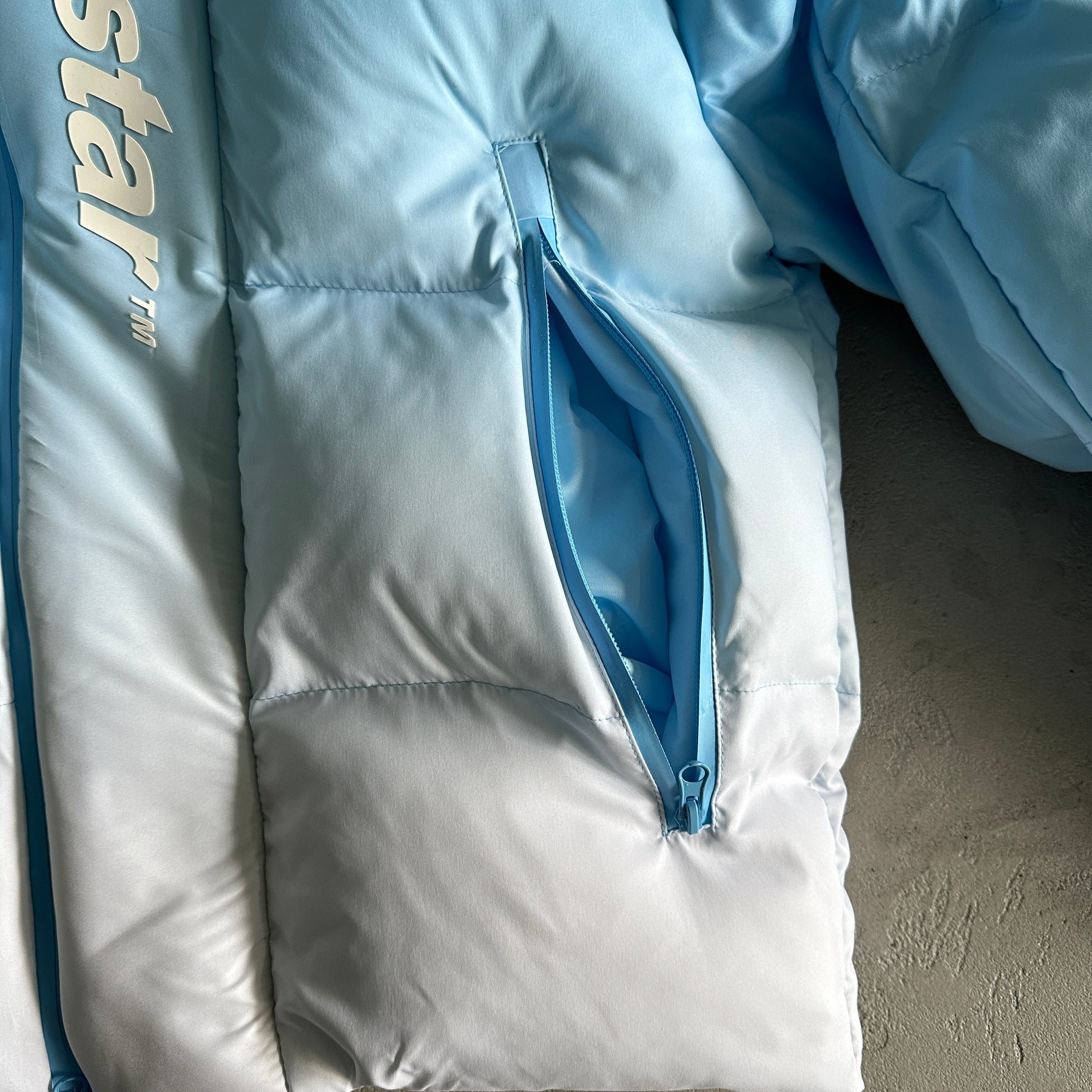 Jaqueta Trapstar “Decoded 2.0 Hooded Puffer Cashmere”